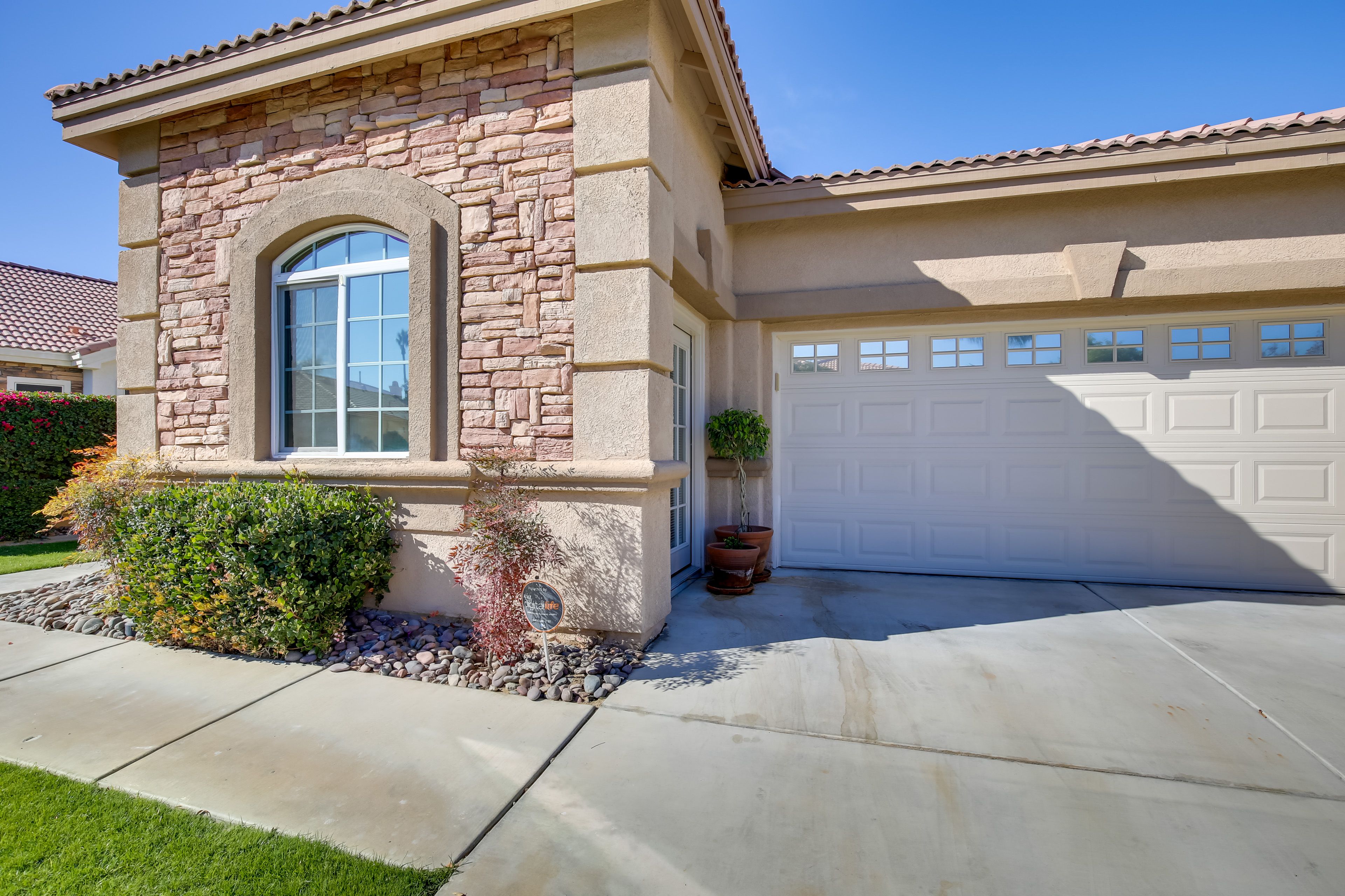 Parking | Driveway (1 Vehicle) | Street Parking