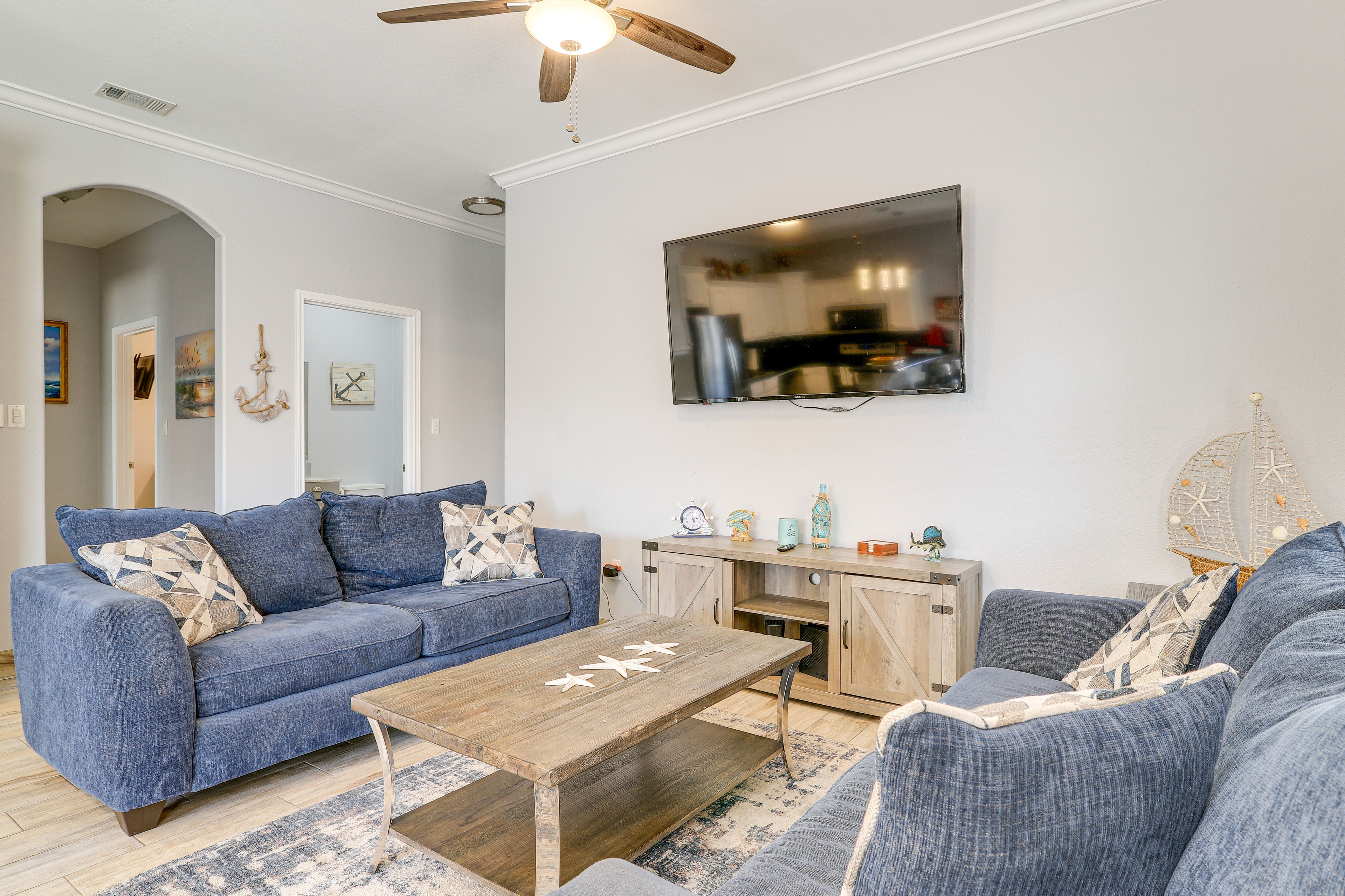 Living Room | Sleeper Sofa | Free WiFi | Smart TV w/ Cable | Central A/C & Heat
