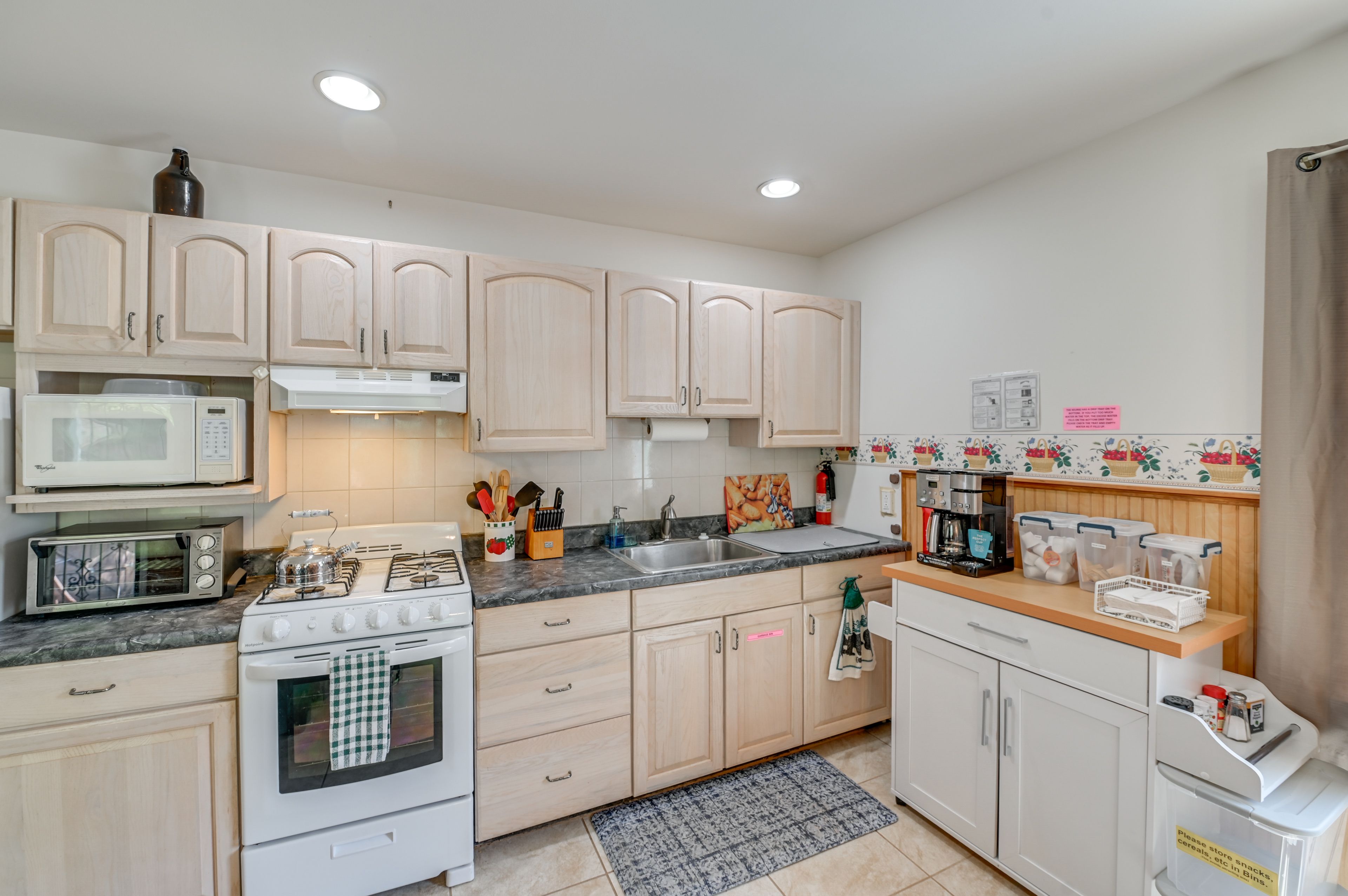 Kitchen | Cooking Basics | Drip/Single-Serve Coffee Maker (w/ Pods/Filters)