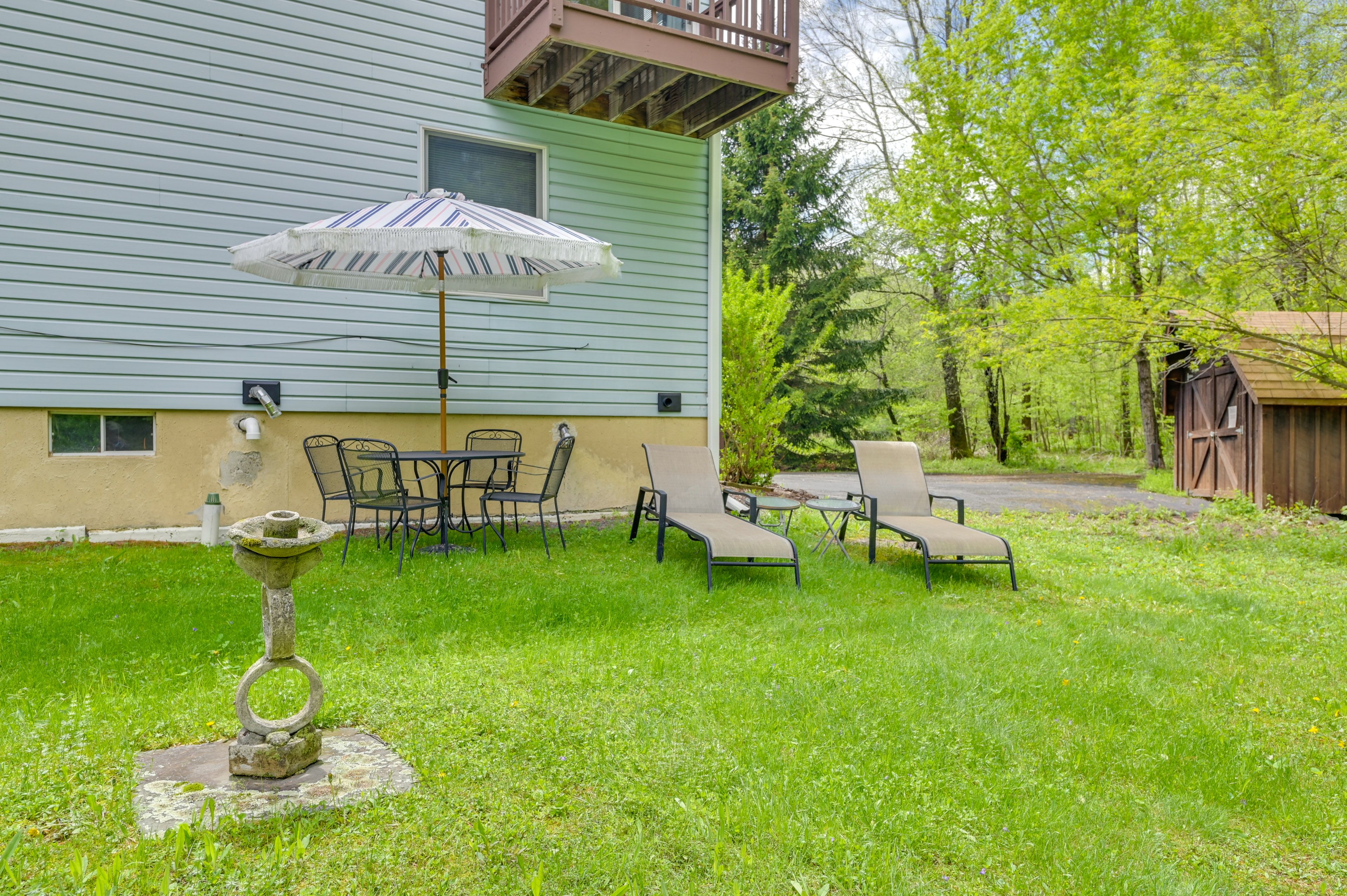 Shared Yard | Seating & Dining
