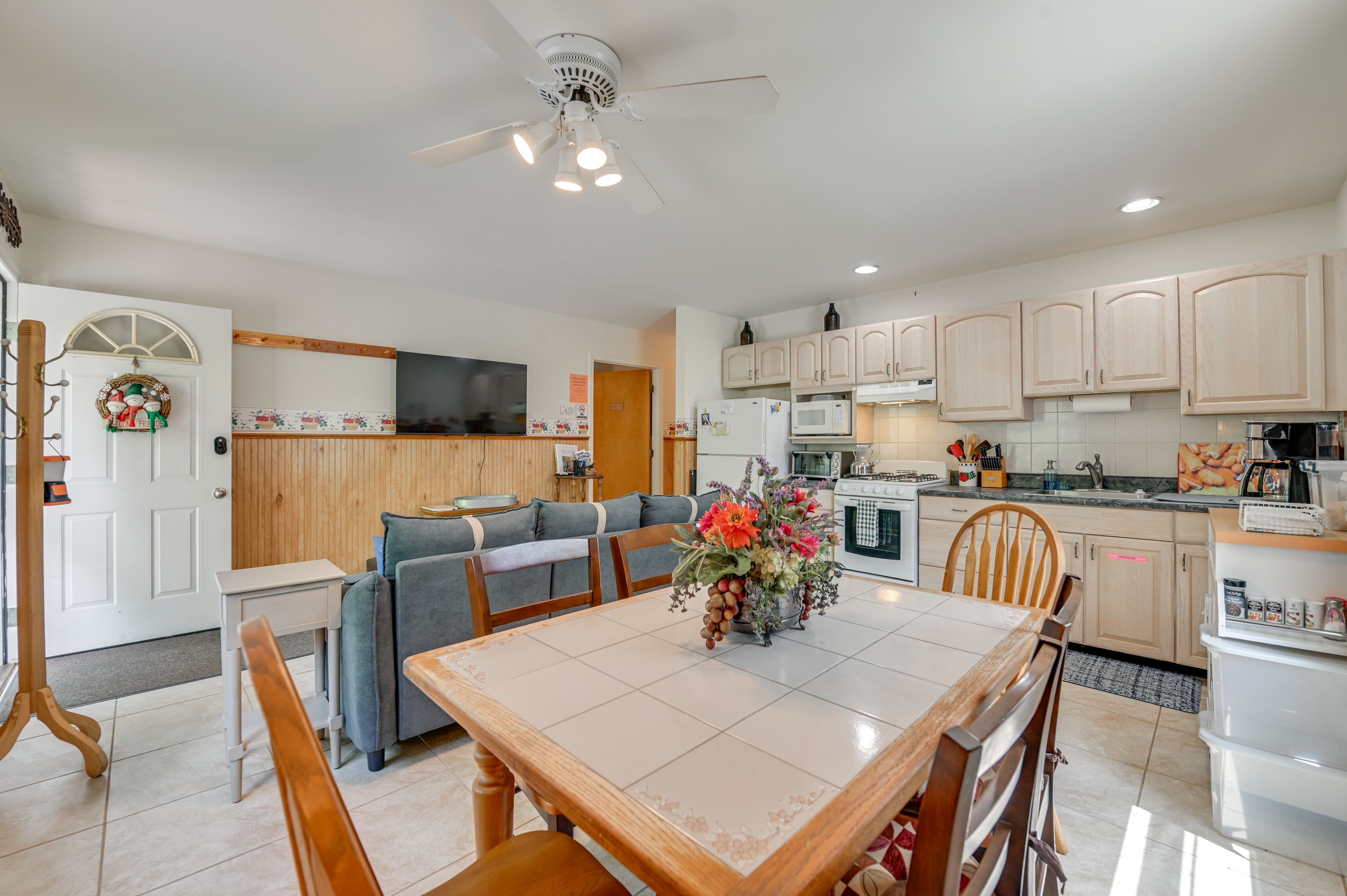 Hunter Vacation Rental | 3BR | 2BA | 900 Sq Ft | 7 Steps to Enter