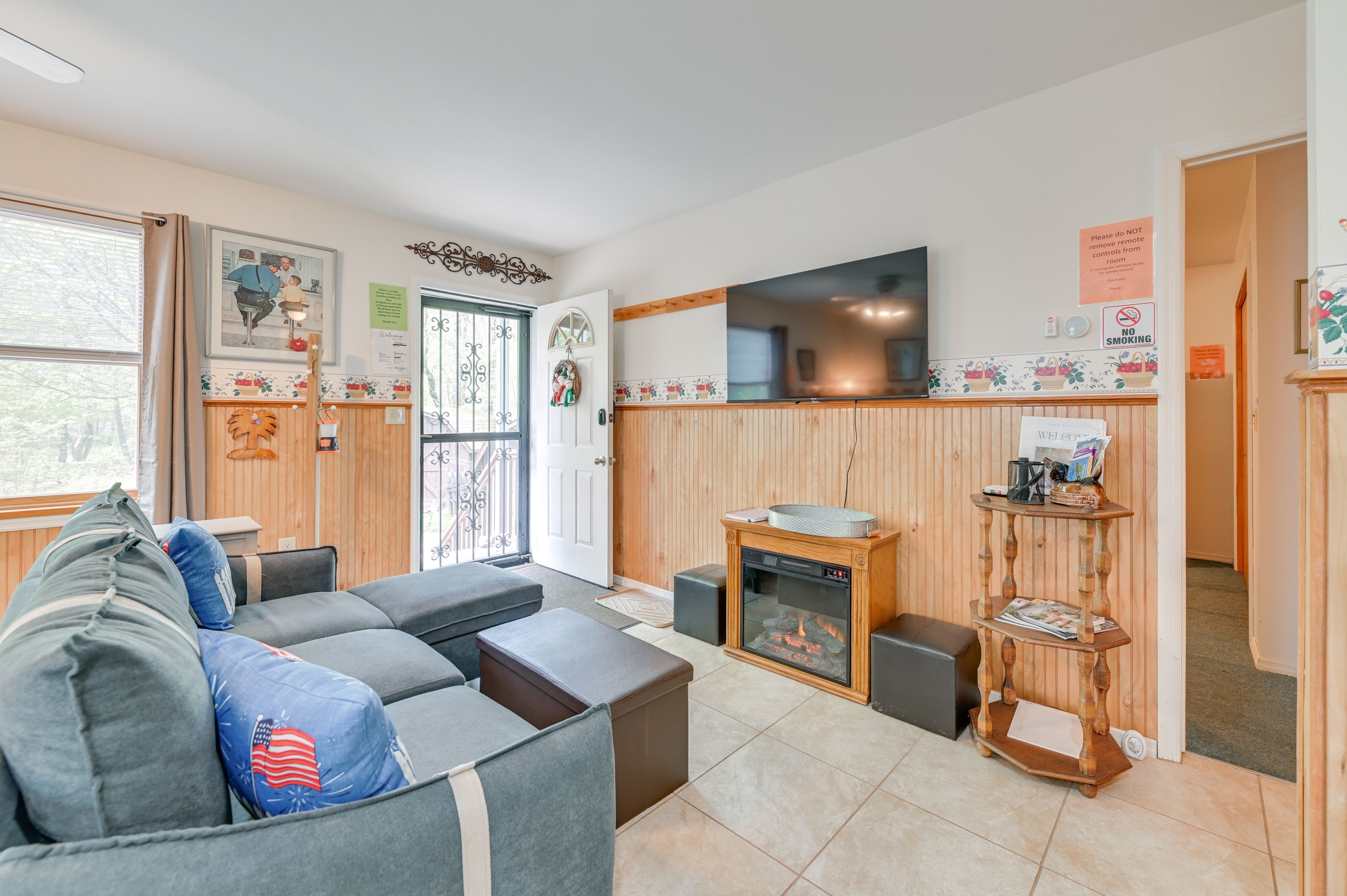 Living Room/Entry | Single-Story Unit | Free WiFi | Central Heating | Window A/C