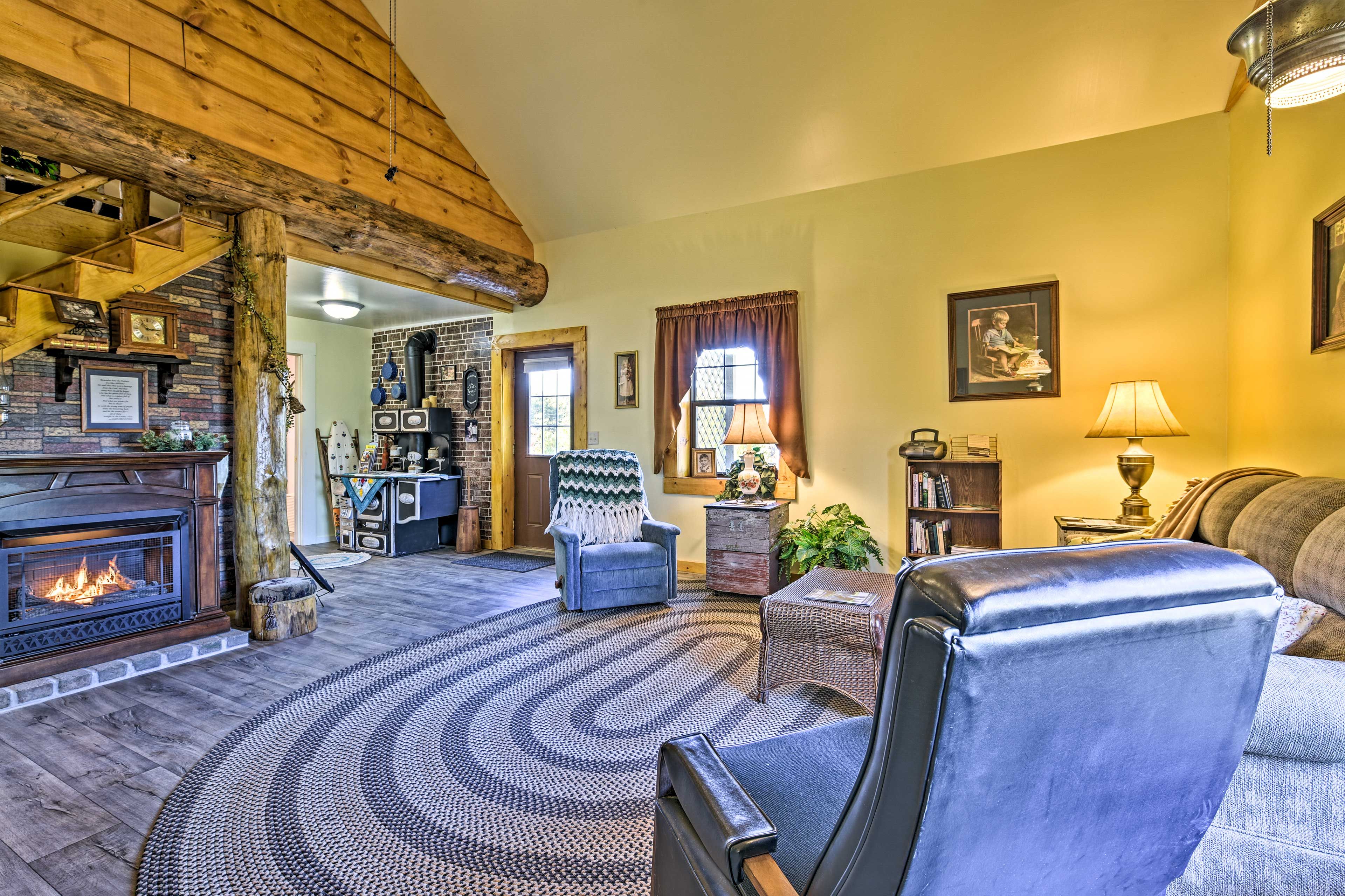 Living Room | A/C Units | Free WiFi