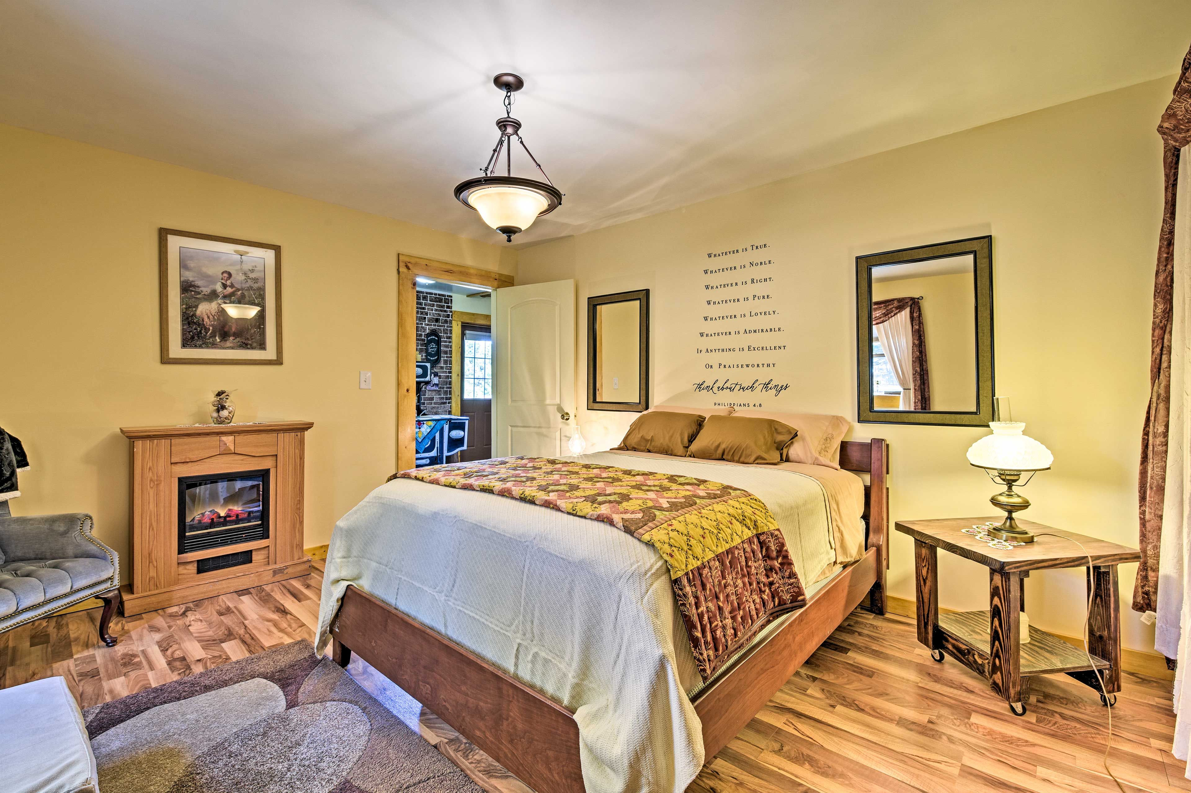Bedroom 1 | Queen Bed