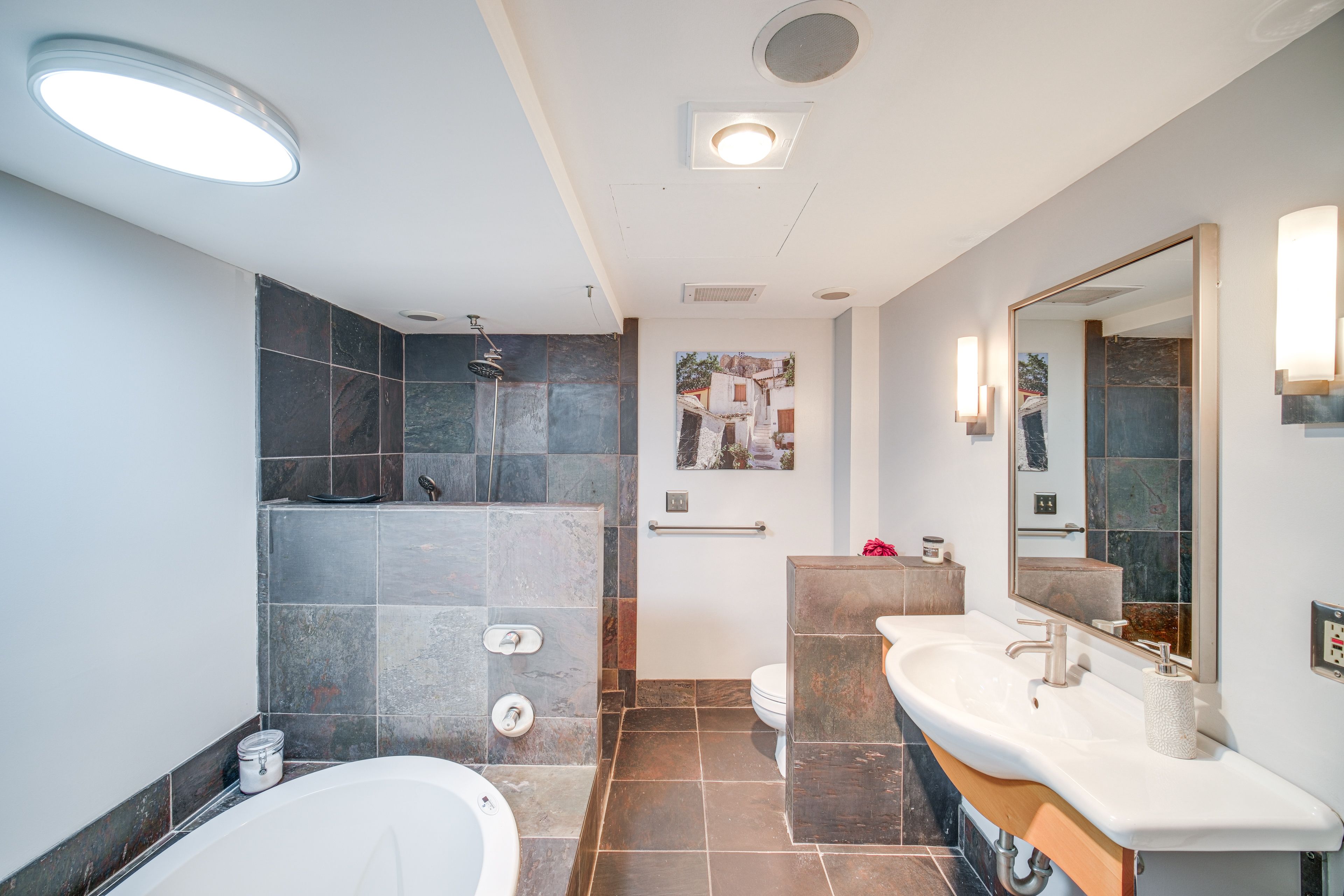 Full Bathroom | Towels & Linens Provided
