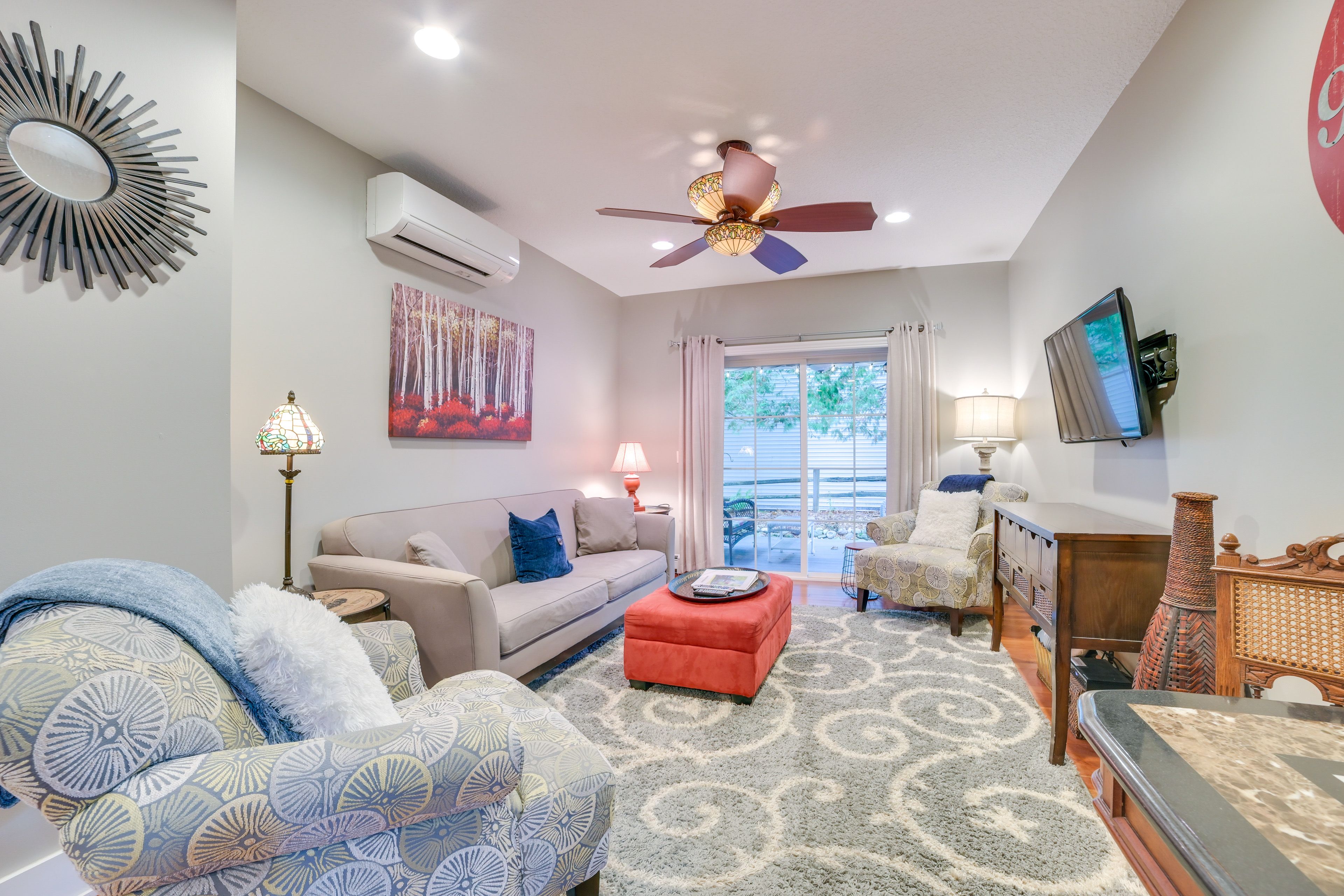 Living Room | Free WiFi | Smart TV | A/C & Heating | Lower-Level Unit