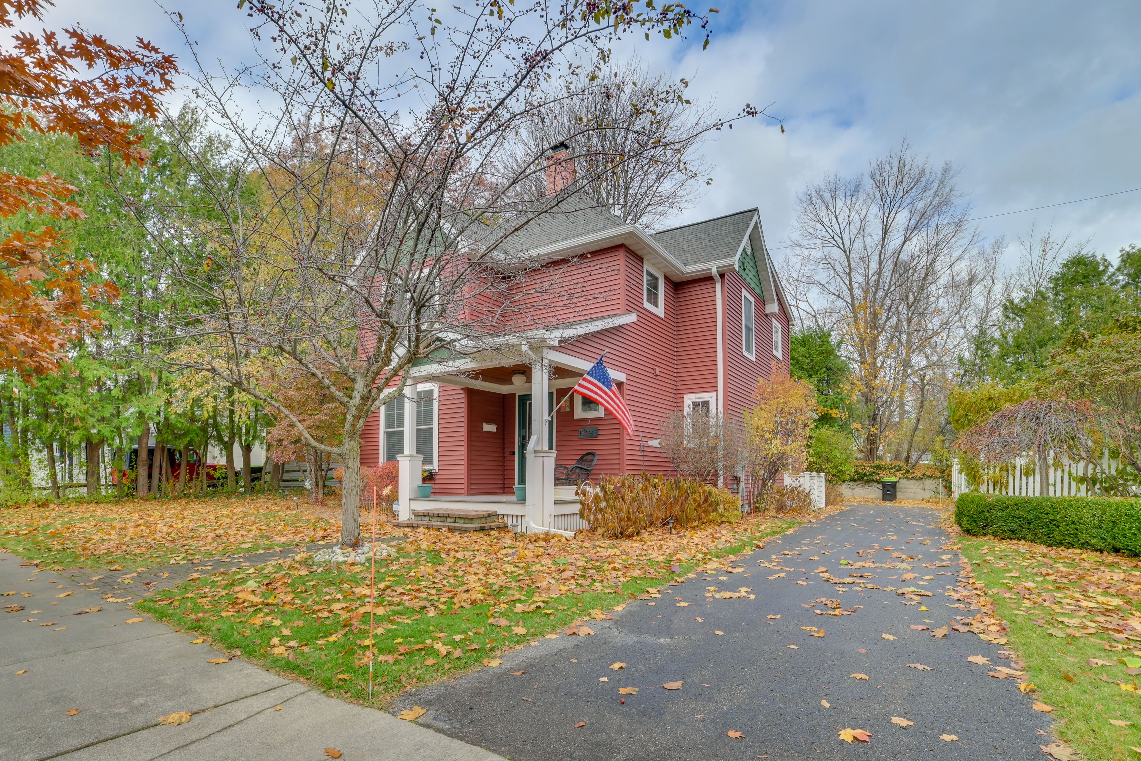 Parking | Driveway (1 Vehicle) | Street Parking