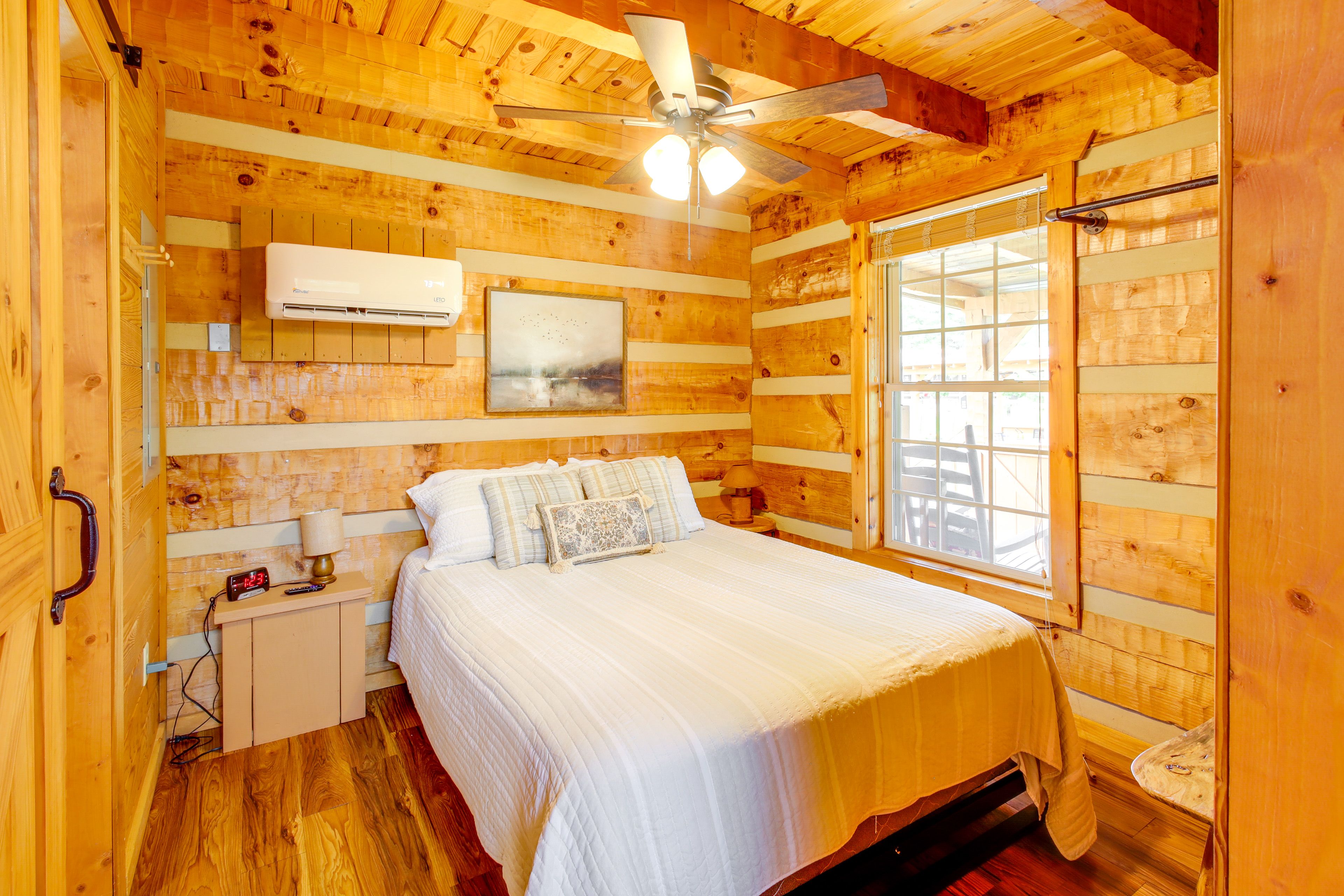 Bedroom | Queen Bed | Linens Provided