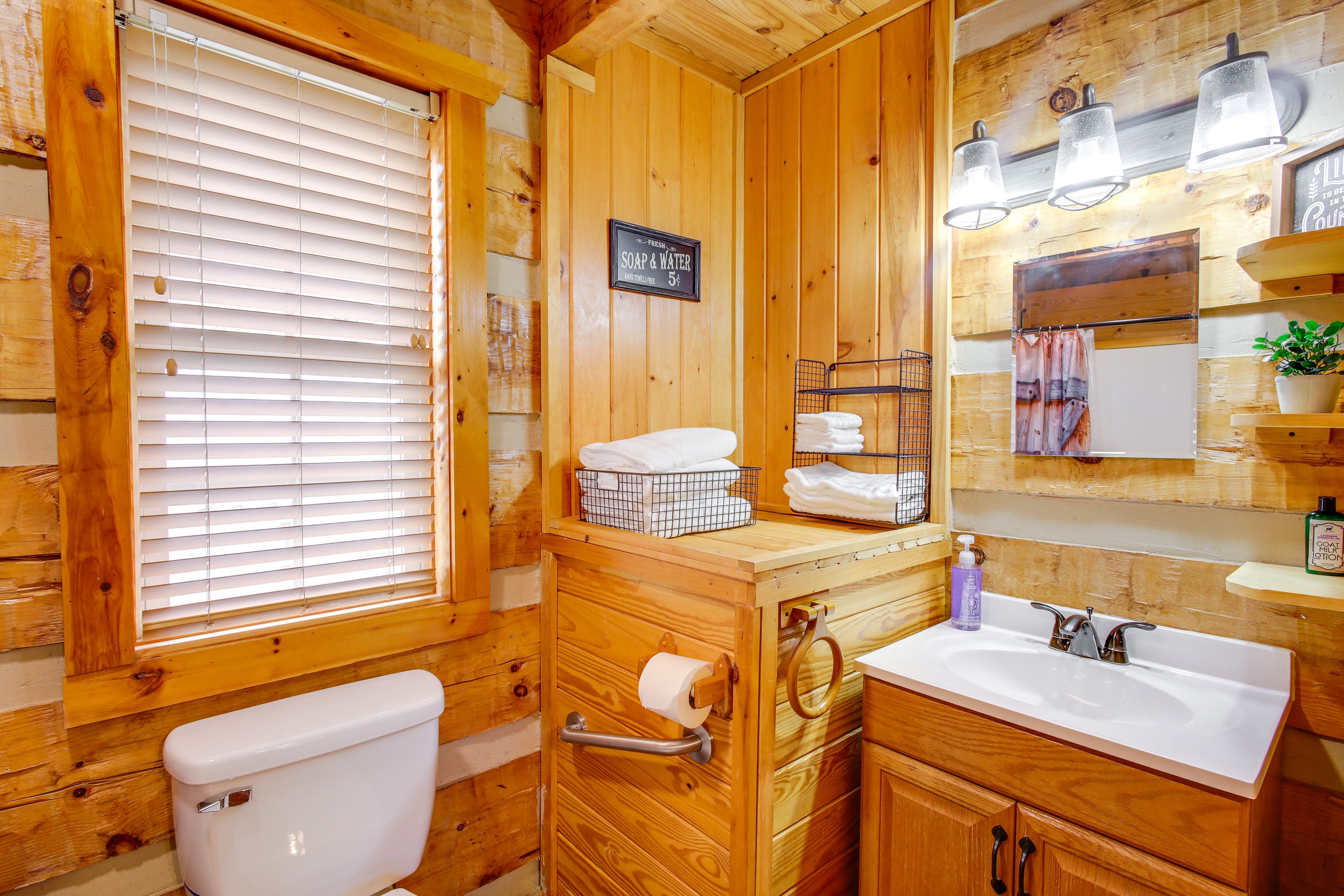 Full Bathroom | Complimentary Toiletries | Towels Provided