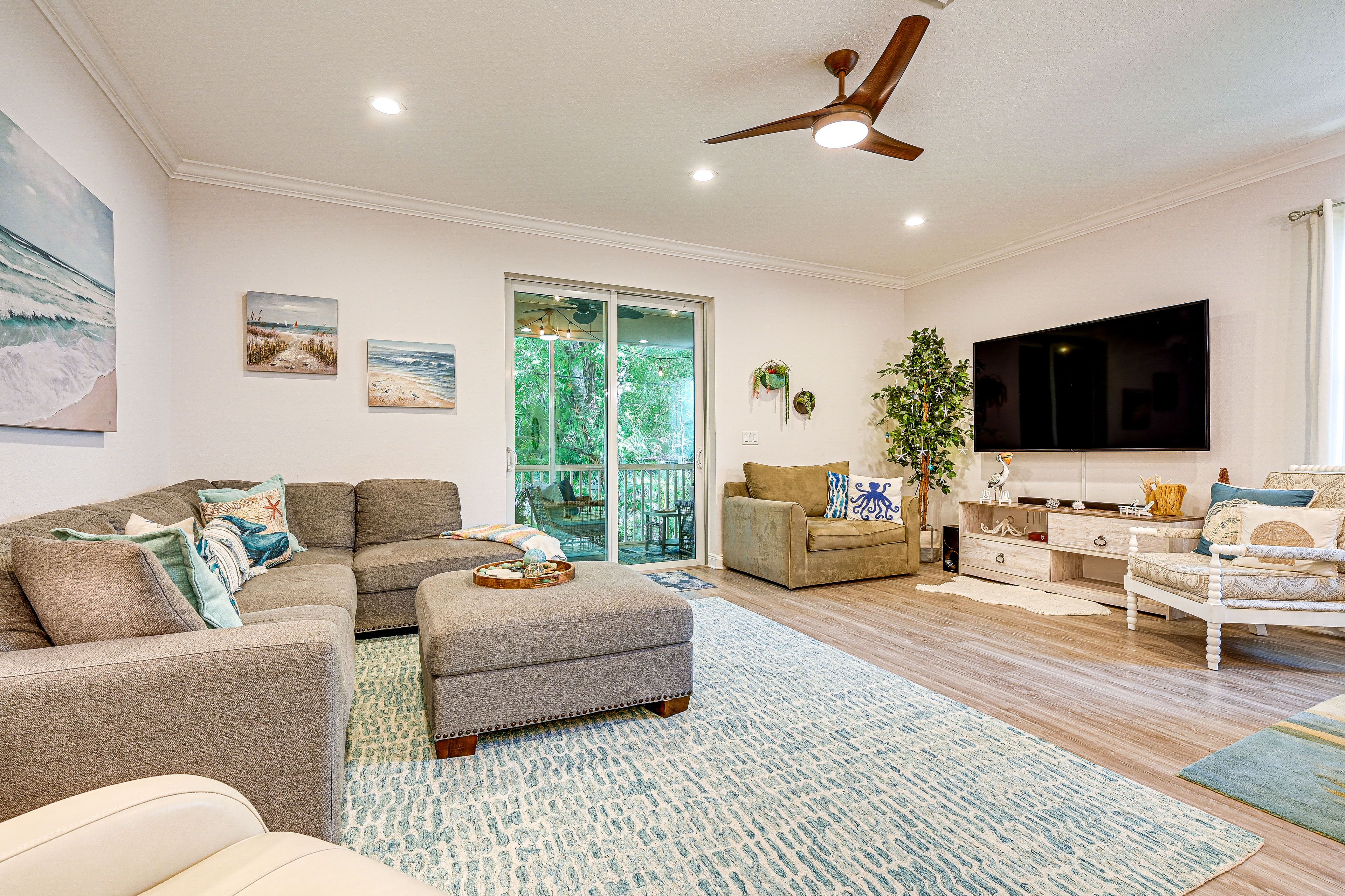 Living Room | Central A/C & Heating | Smart TV | Free WiFi