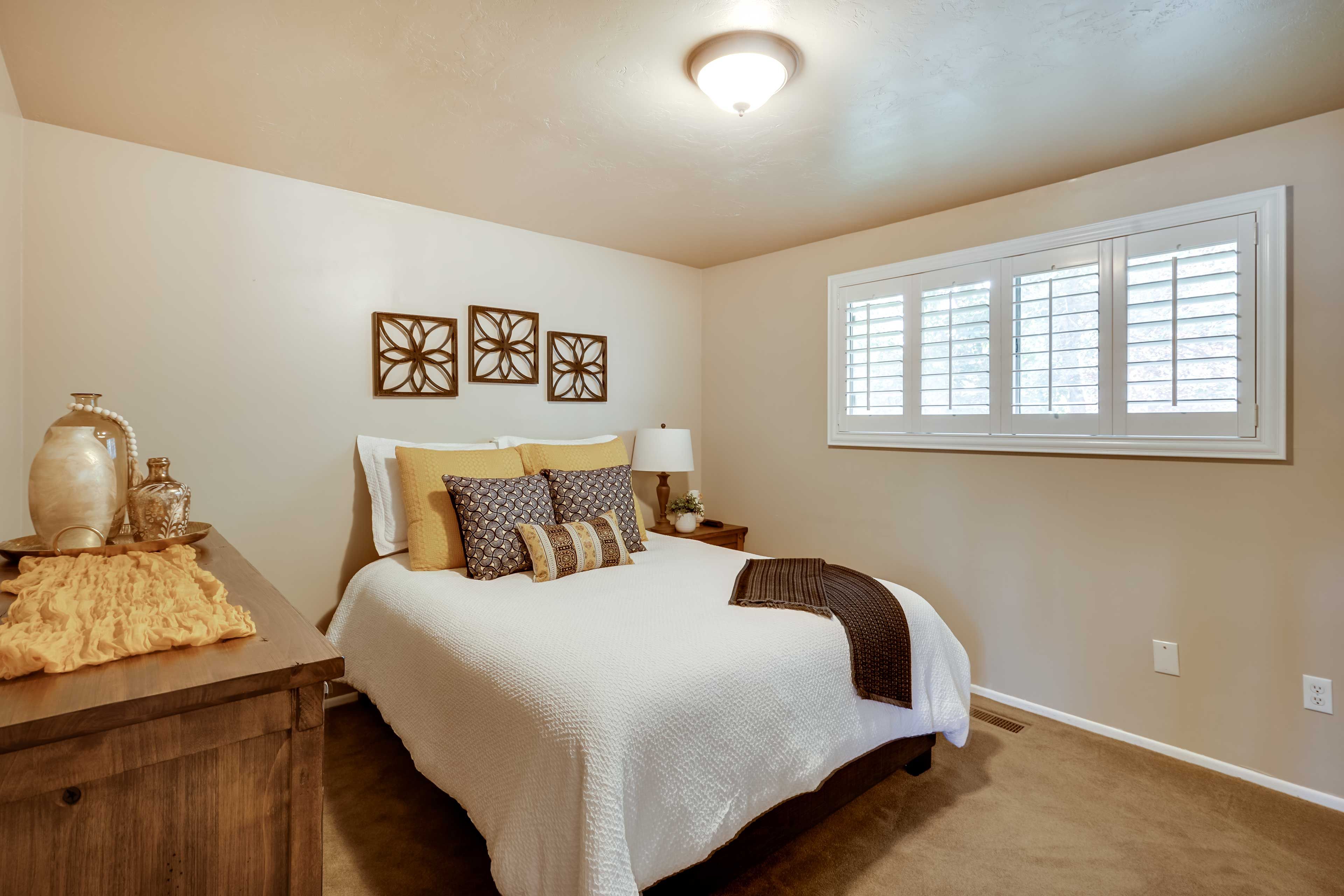 Bedroom 1 | Queen Bed | En-Suite Bathroom