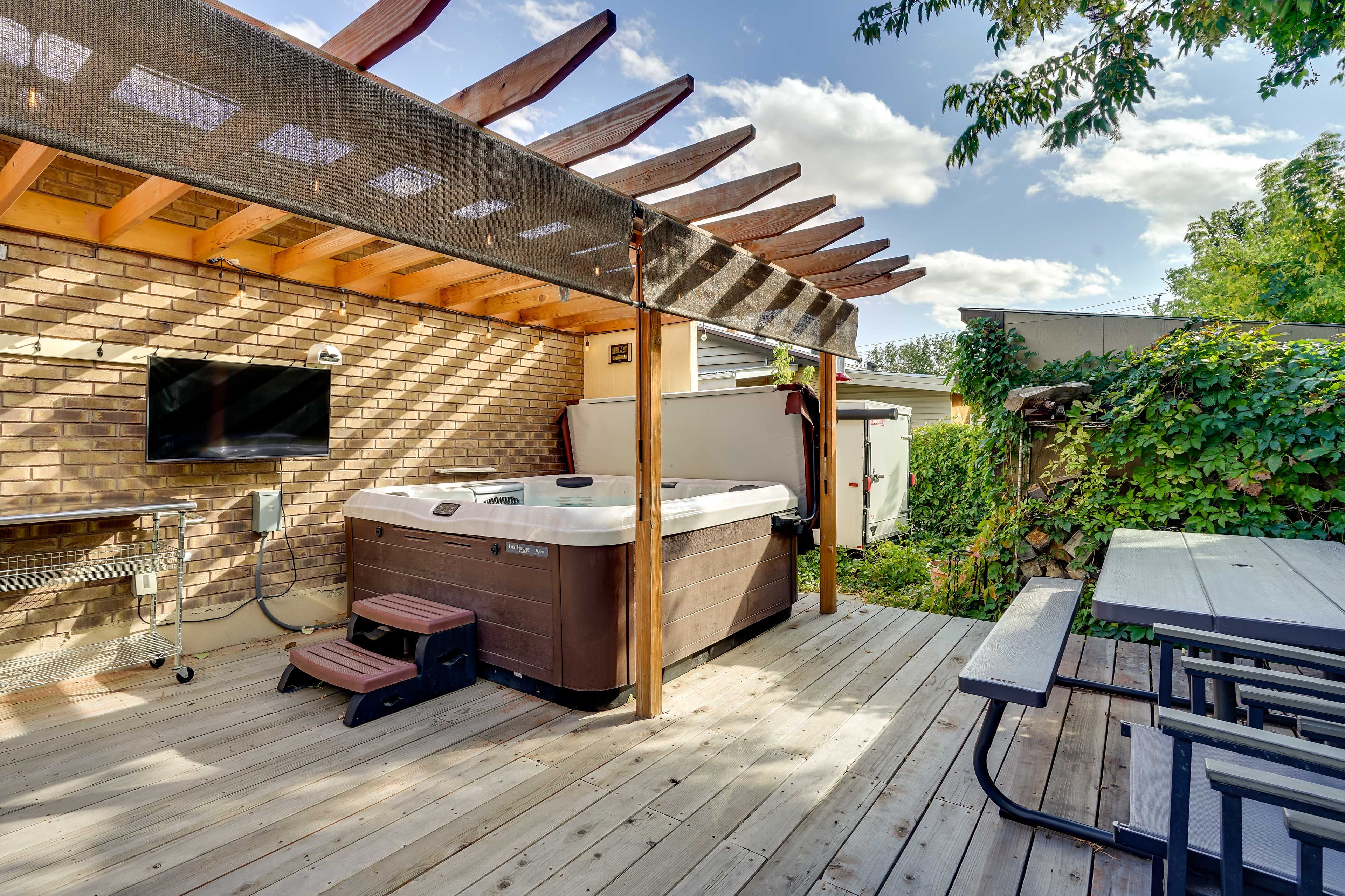 Deck | Hot Tub | Picnic Table