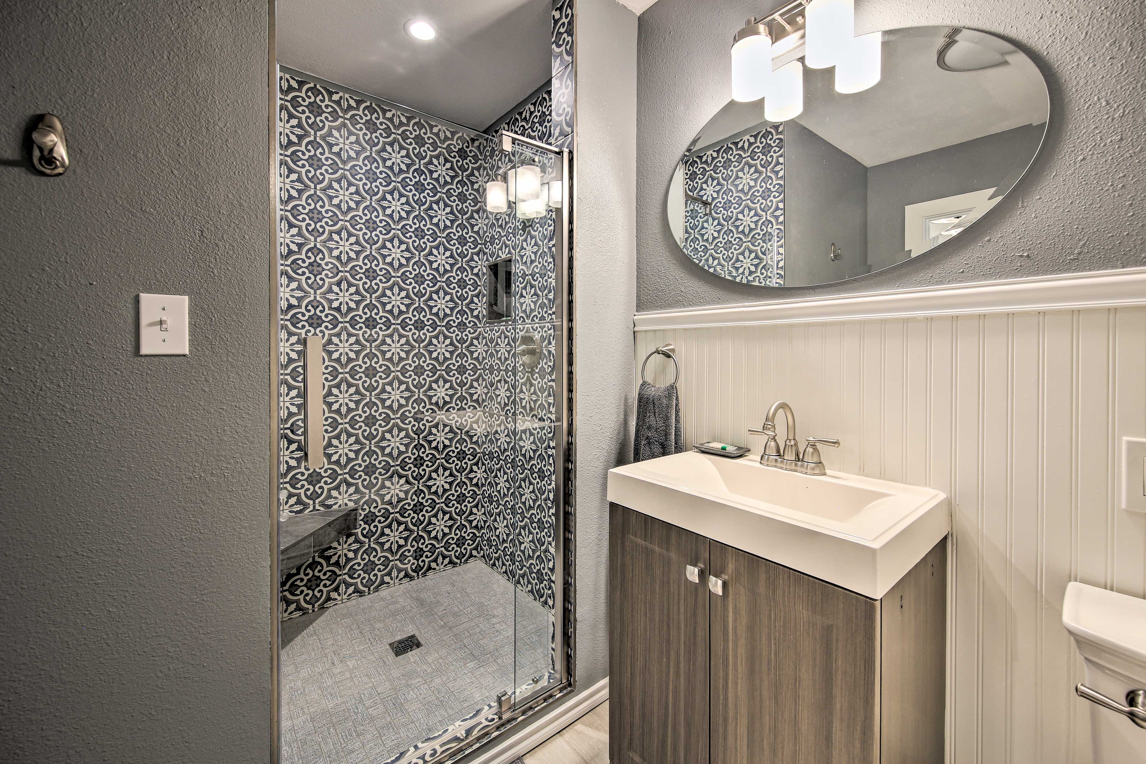 Full Bathroom | Complimentary Toiletries