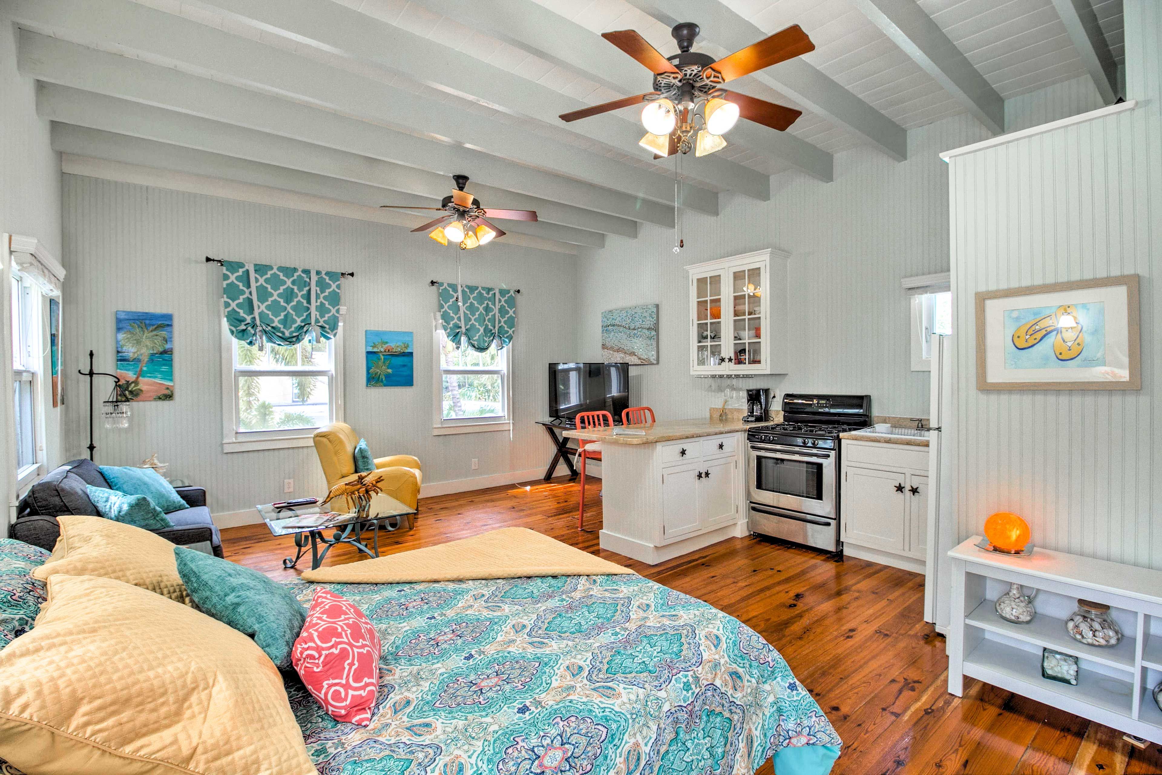 Sleeping Area | Queen Bed | Linens & Towels