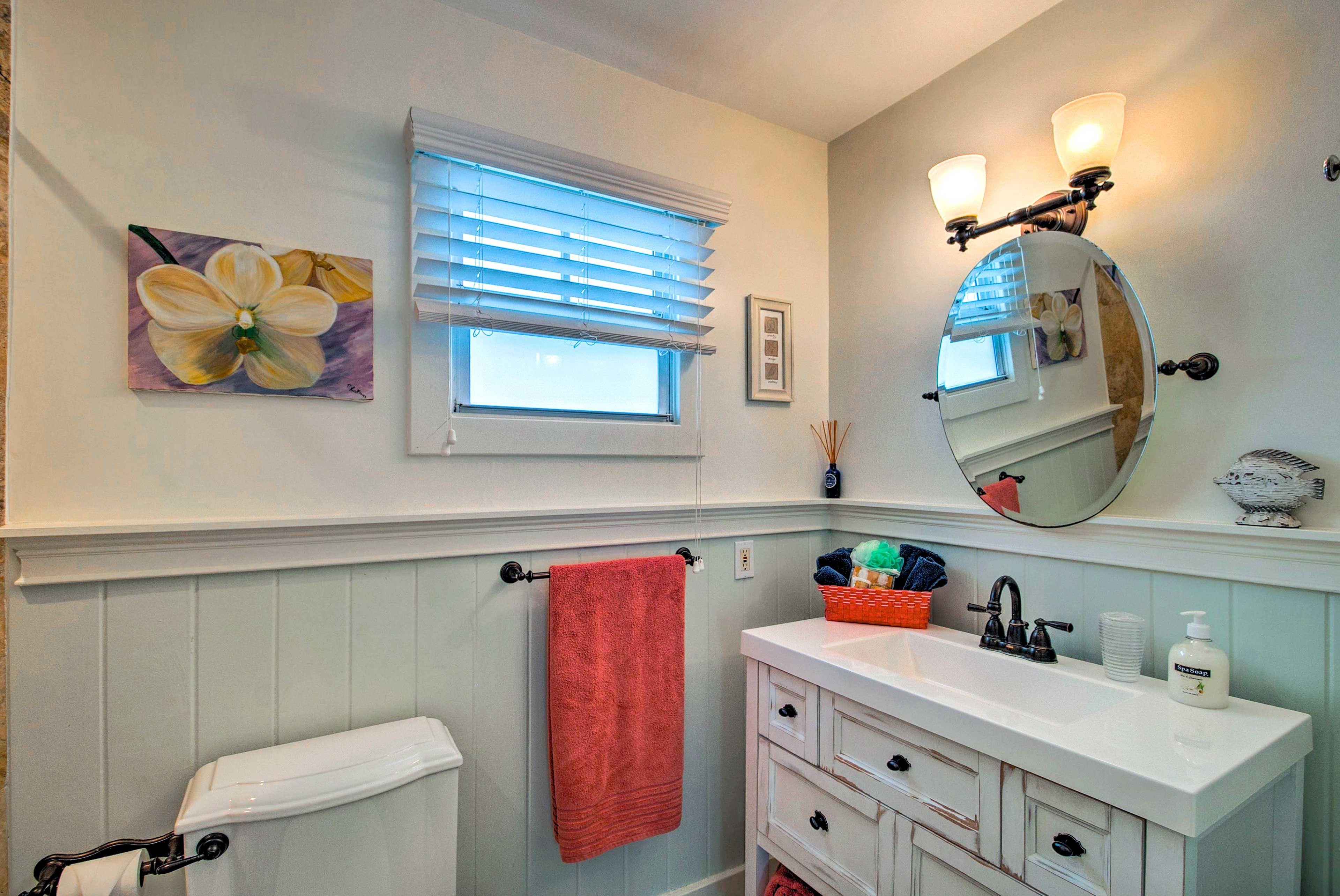 Full Bathroom | Complimentary Toiletries