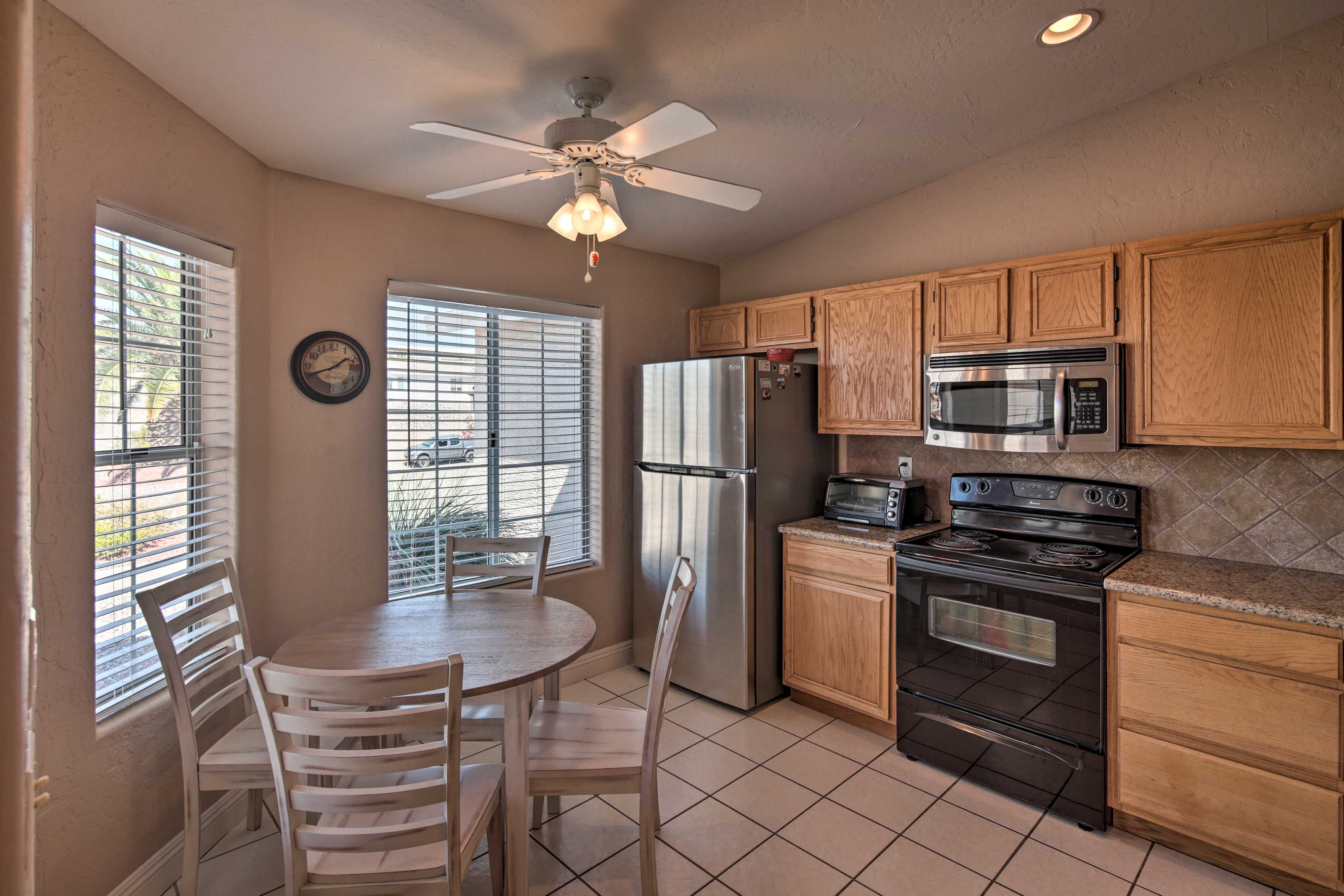 Grab a quick bit to eat in the fully equipped kitchen.