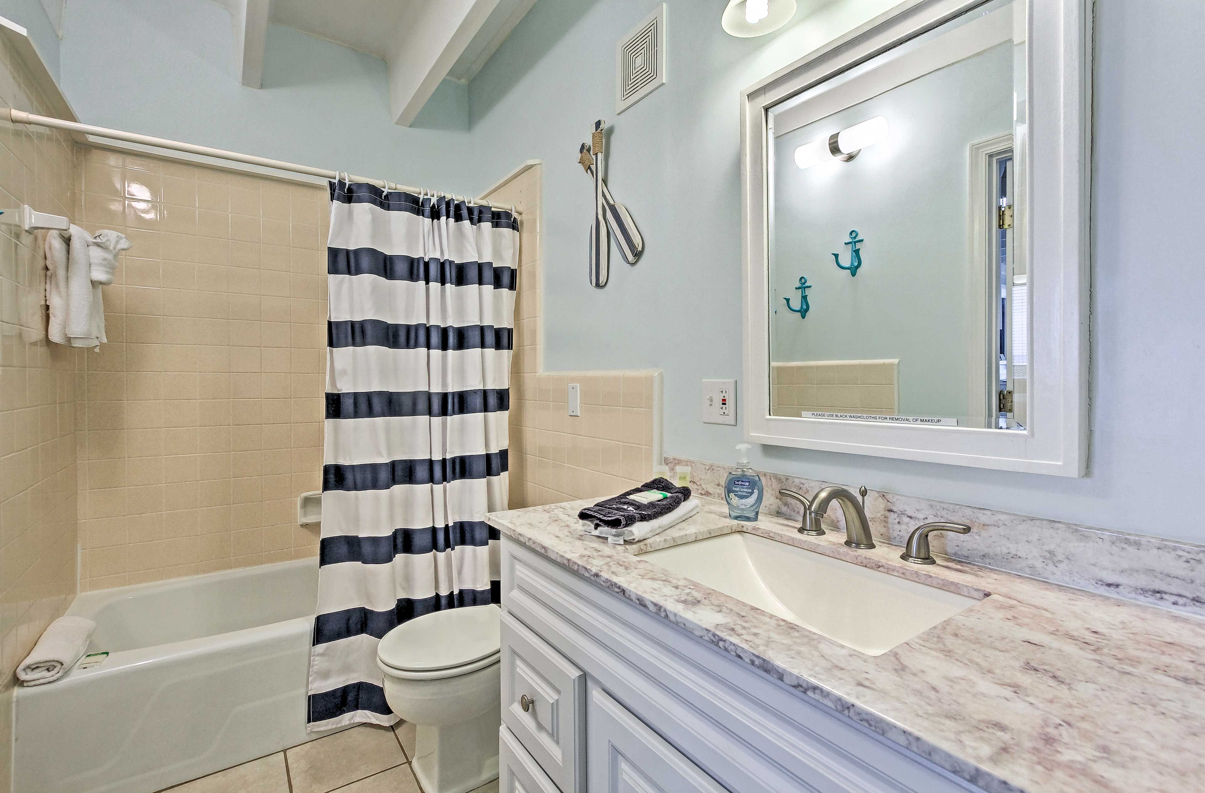 Full Bathroom | Towels Provided