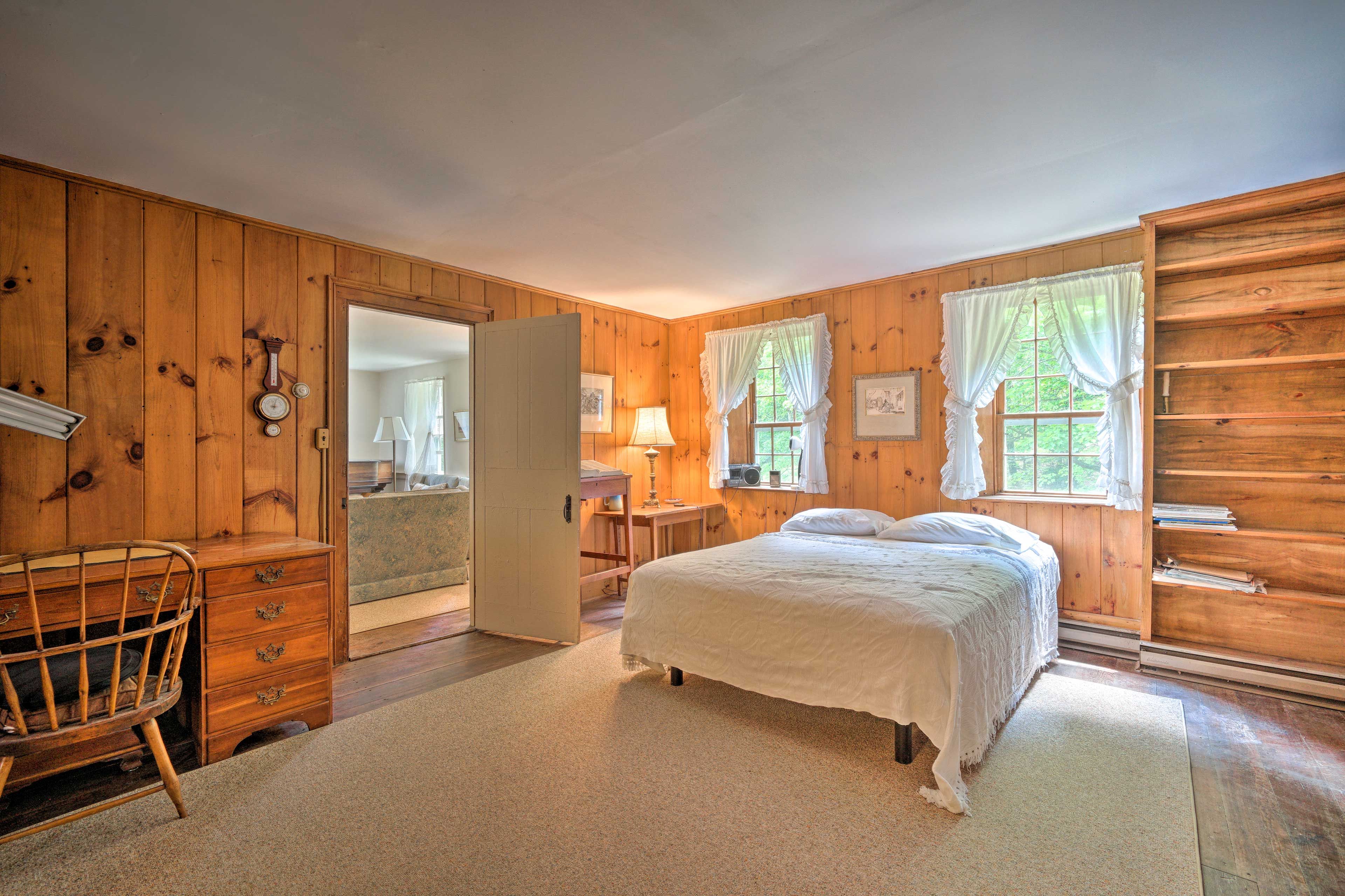Bedroom 3 | Queen Bed | Walk-in Closet