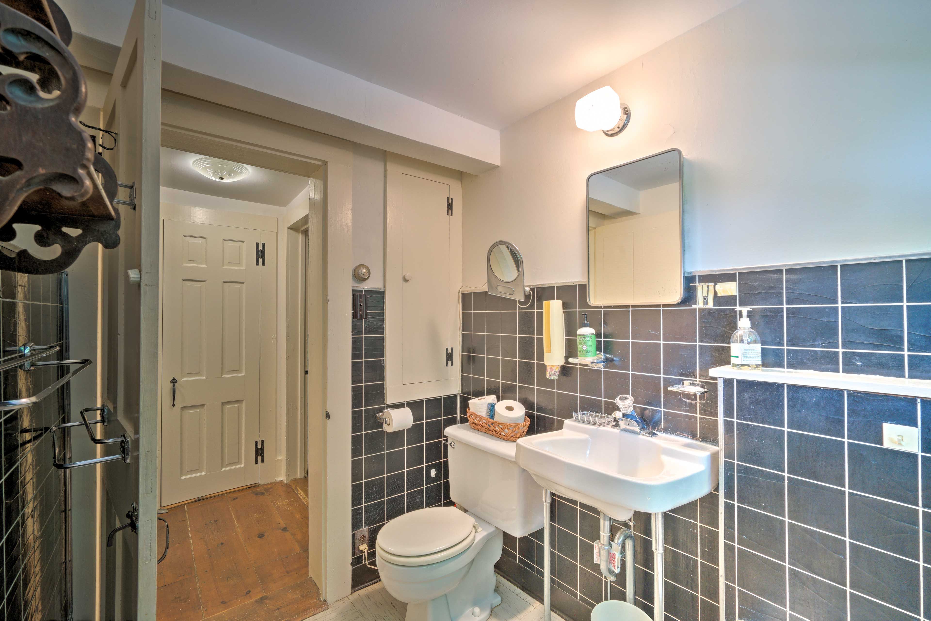 Full Bathroom | 3rd Floor