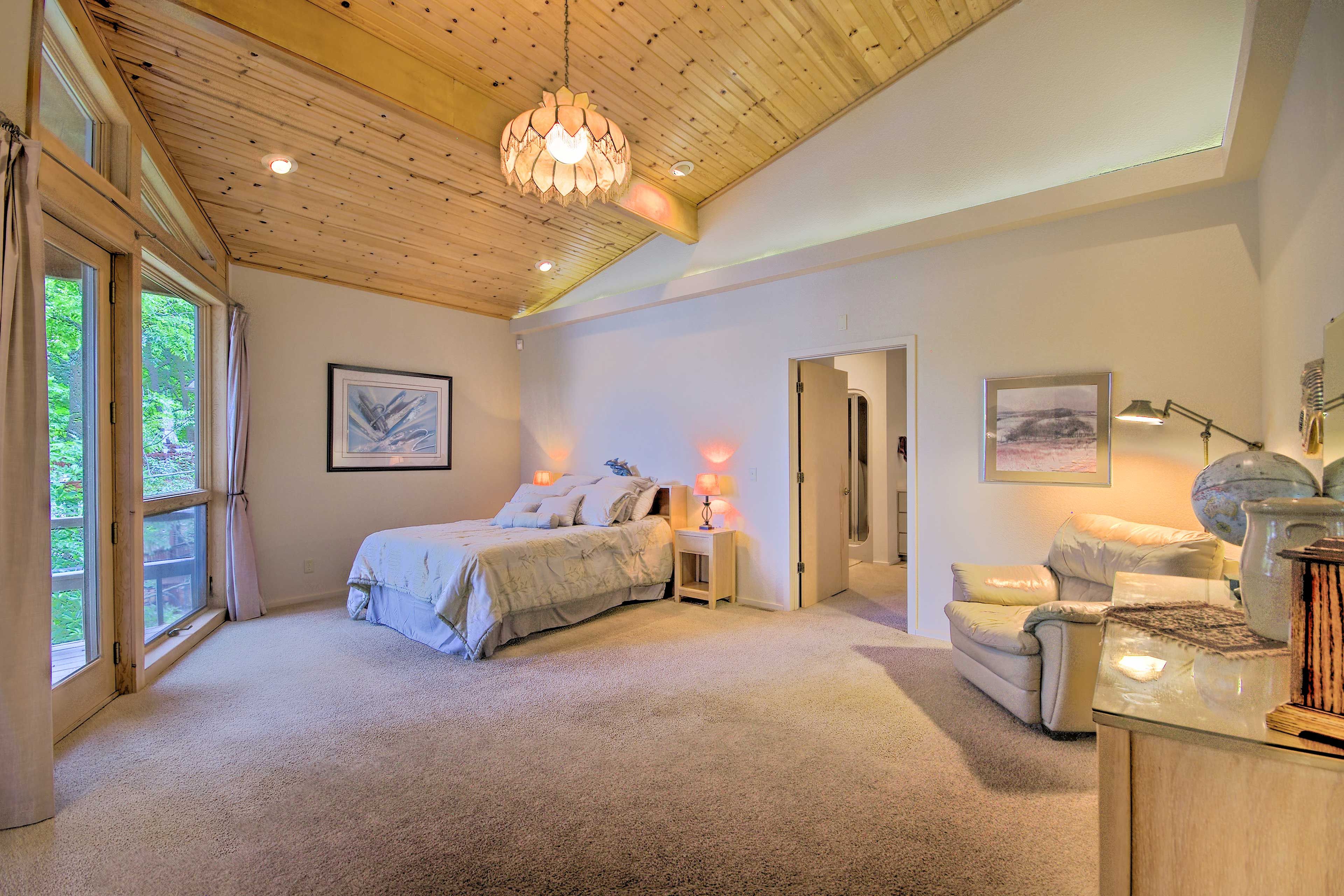 Bedroom 1 | Queen Bed