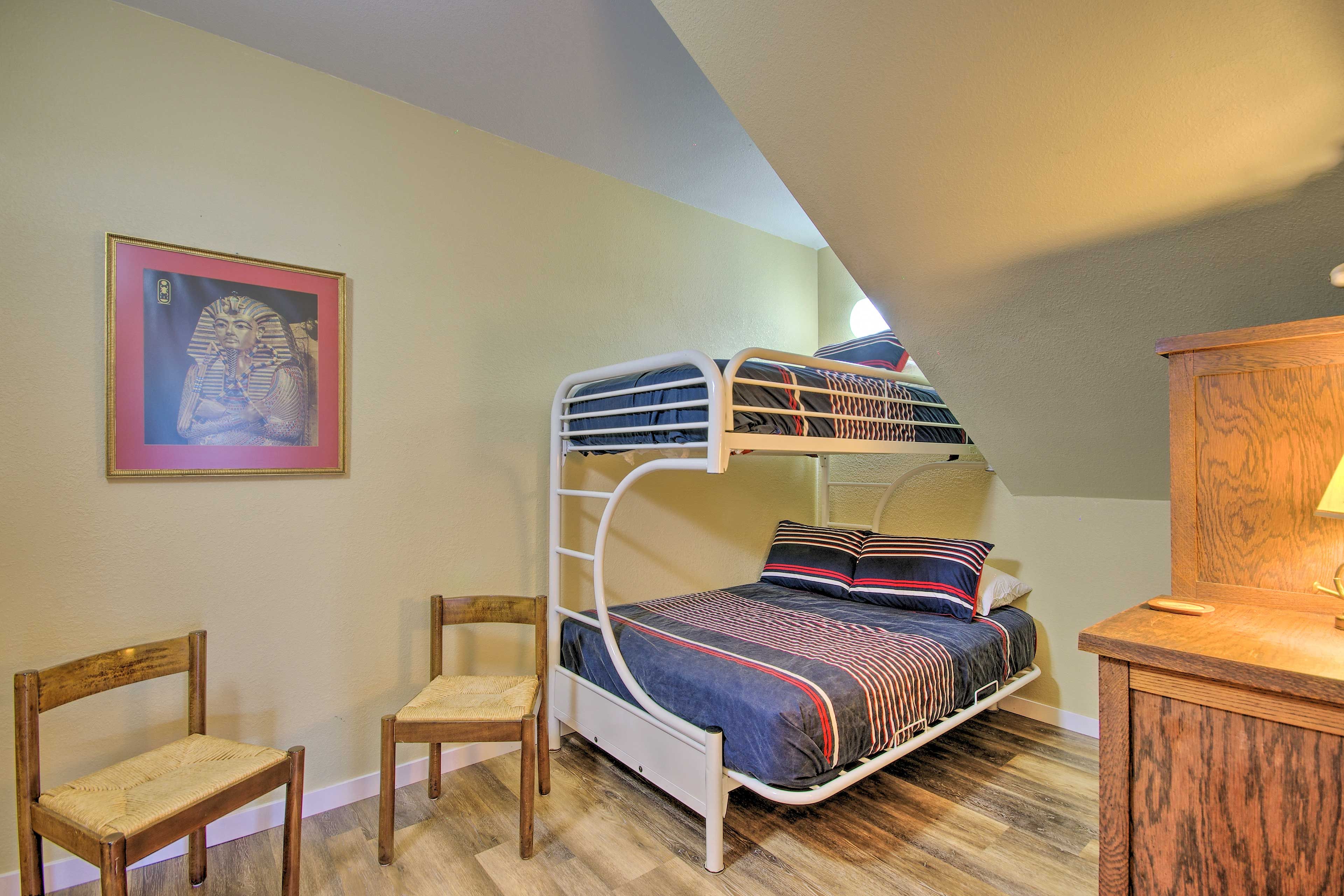 Bedroom 4 | Twin/Full Bunk Beds