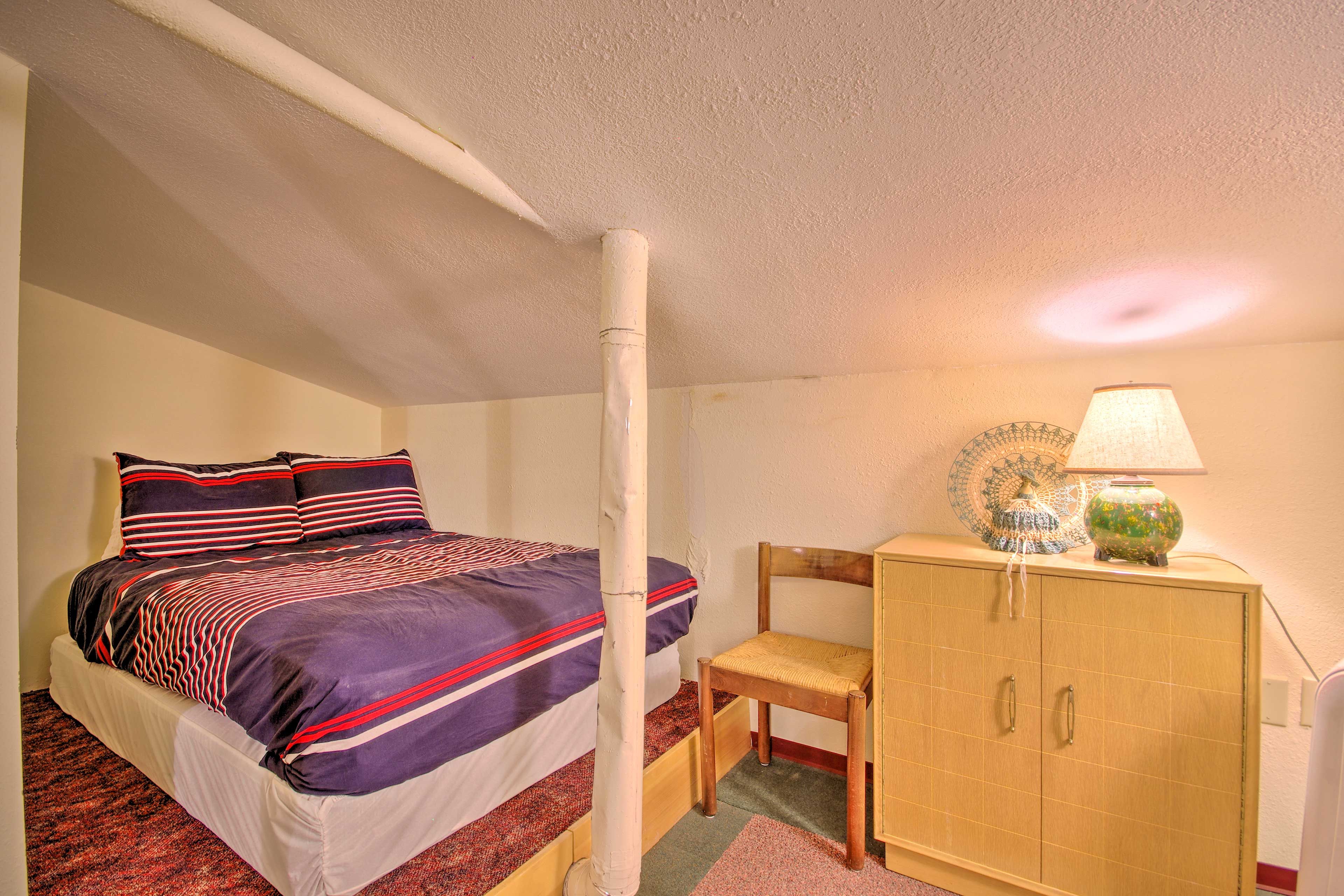 Loft | Full Bed | 3  Twin Beds