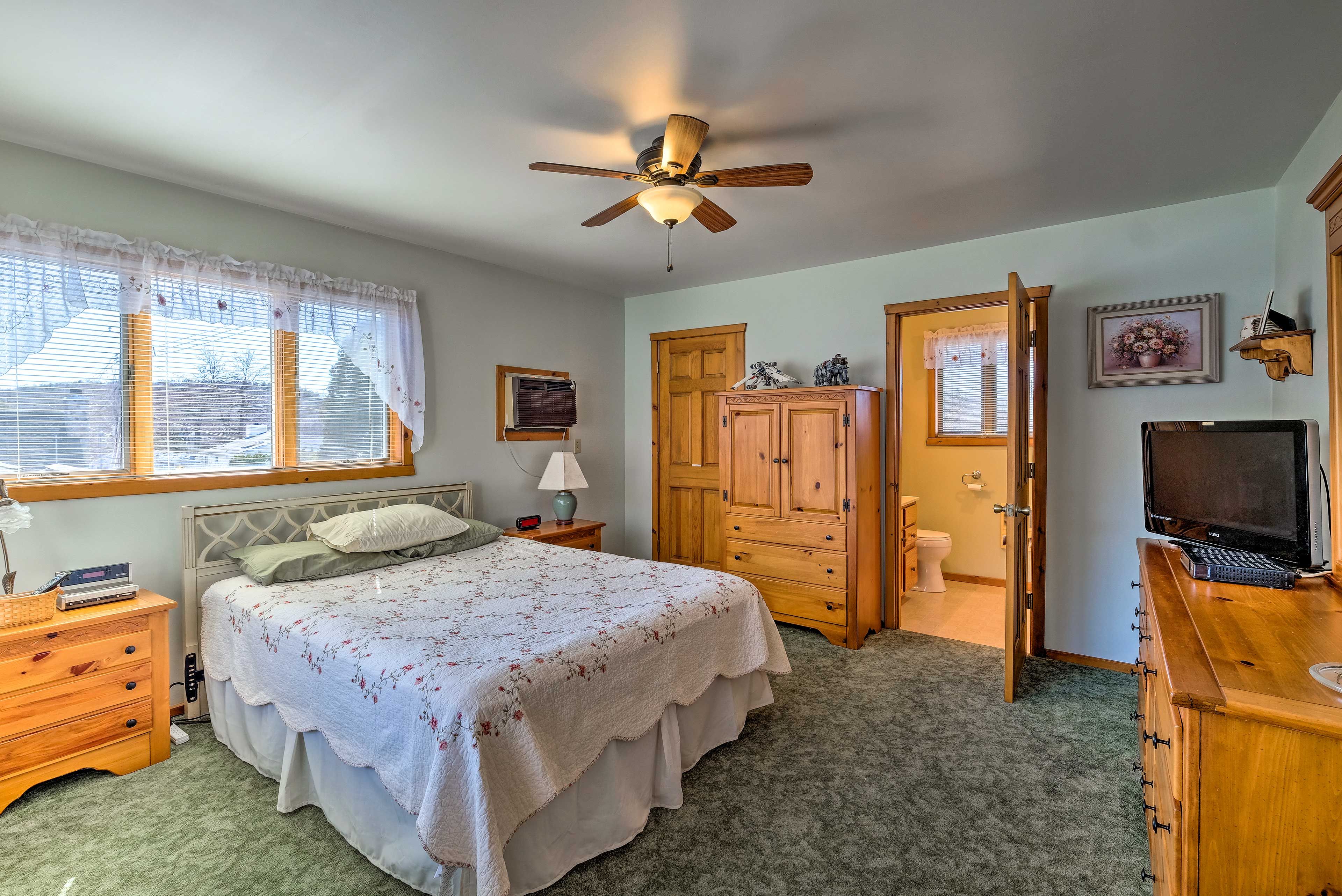 Bedroom 1 | Queen Bed