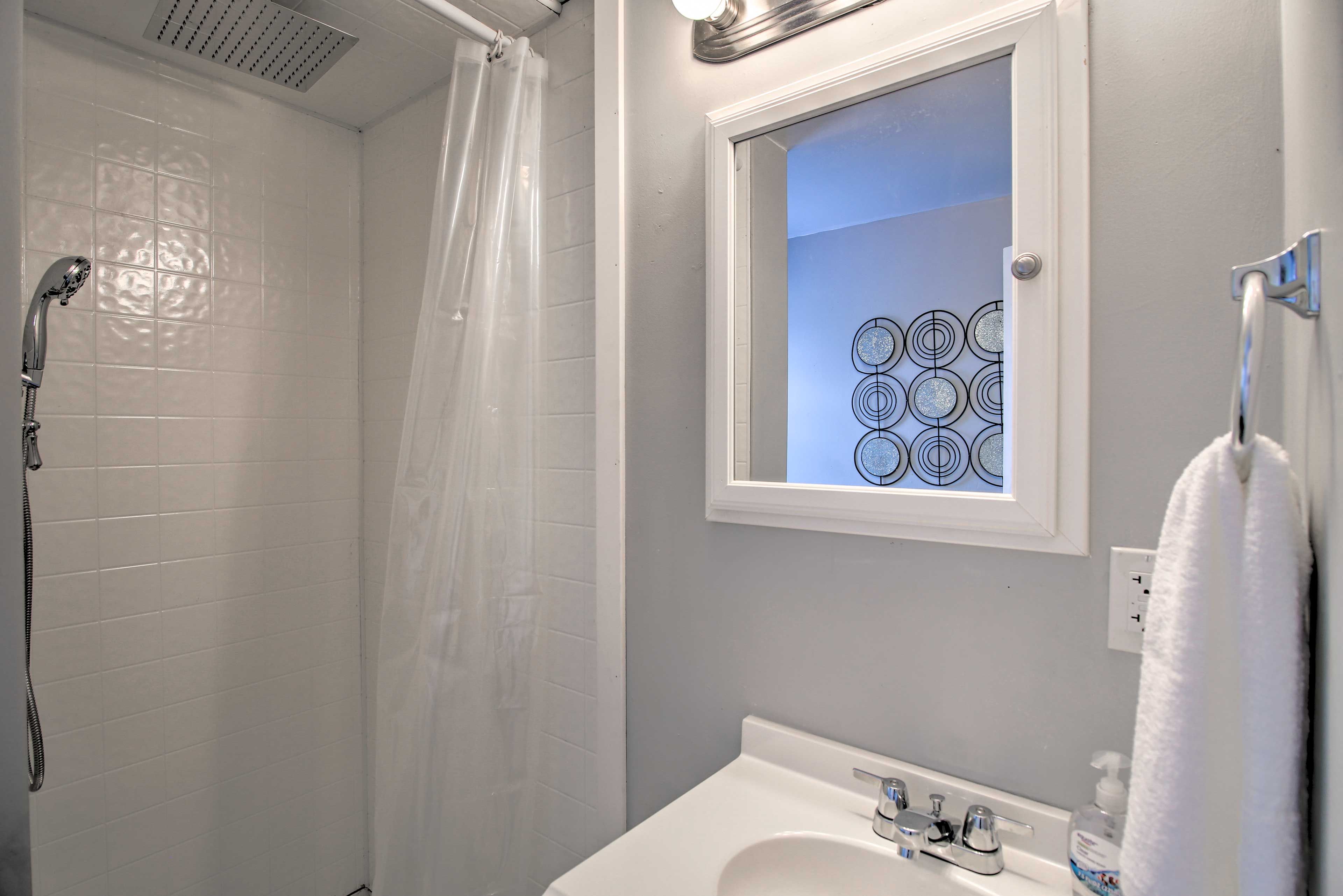 Full Bathroom | Complimentary Toiletries | Hair Dryer