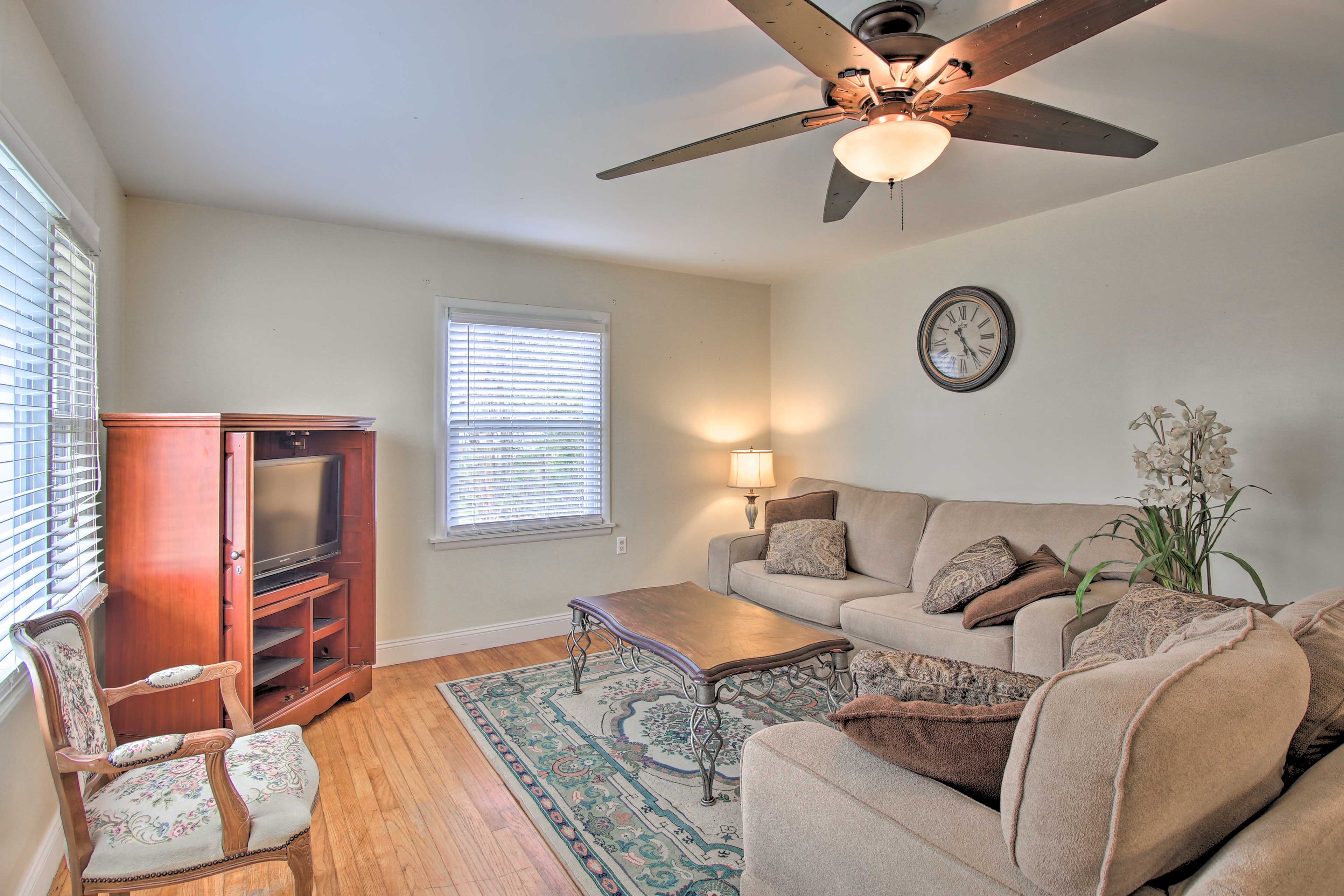 Living Room | Central A/C & Heating | Free WiFi