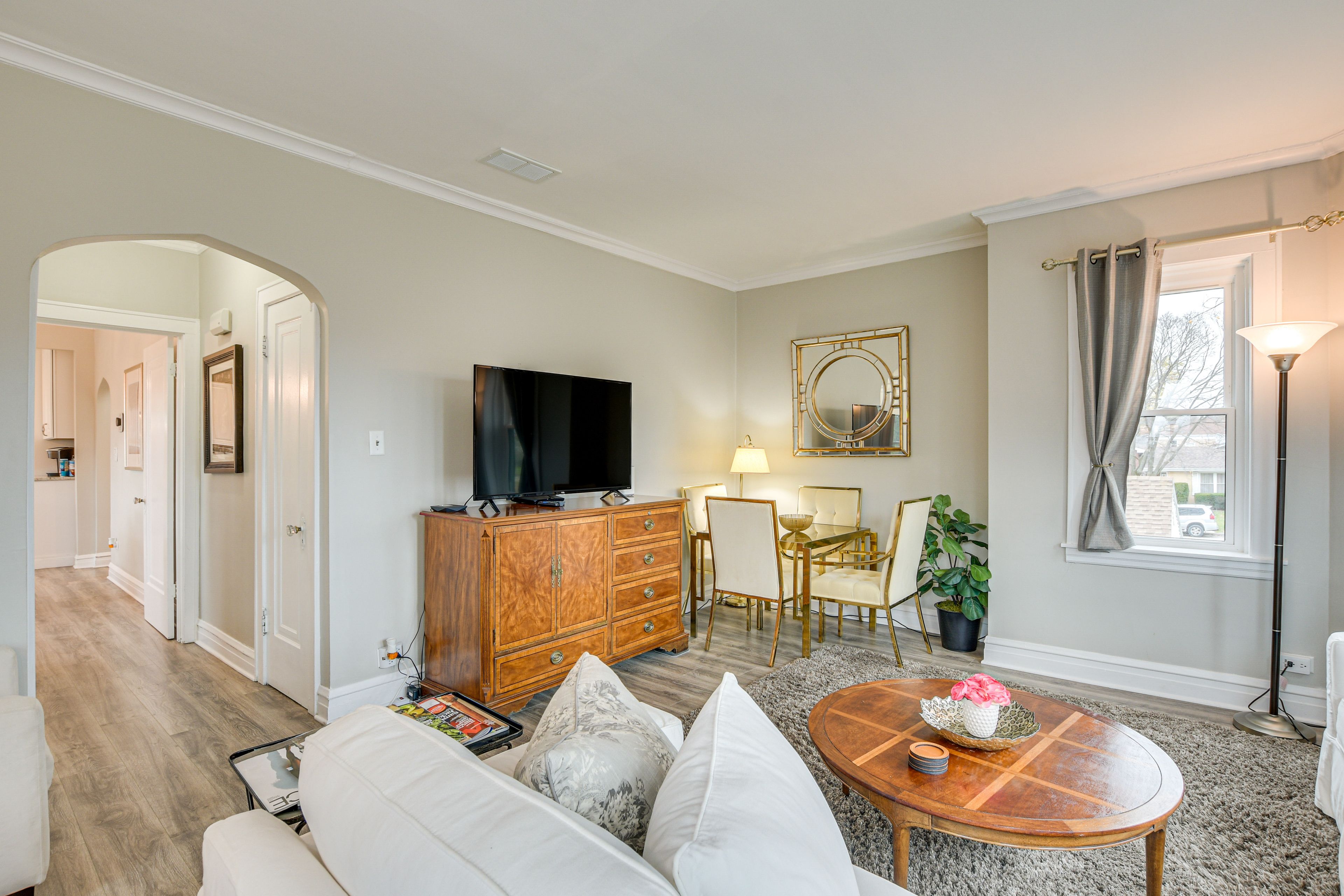 Living Room | Central A/C & Heating | Free WiFi
