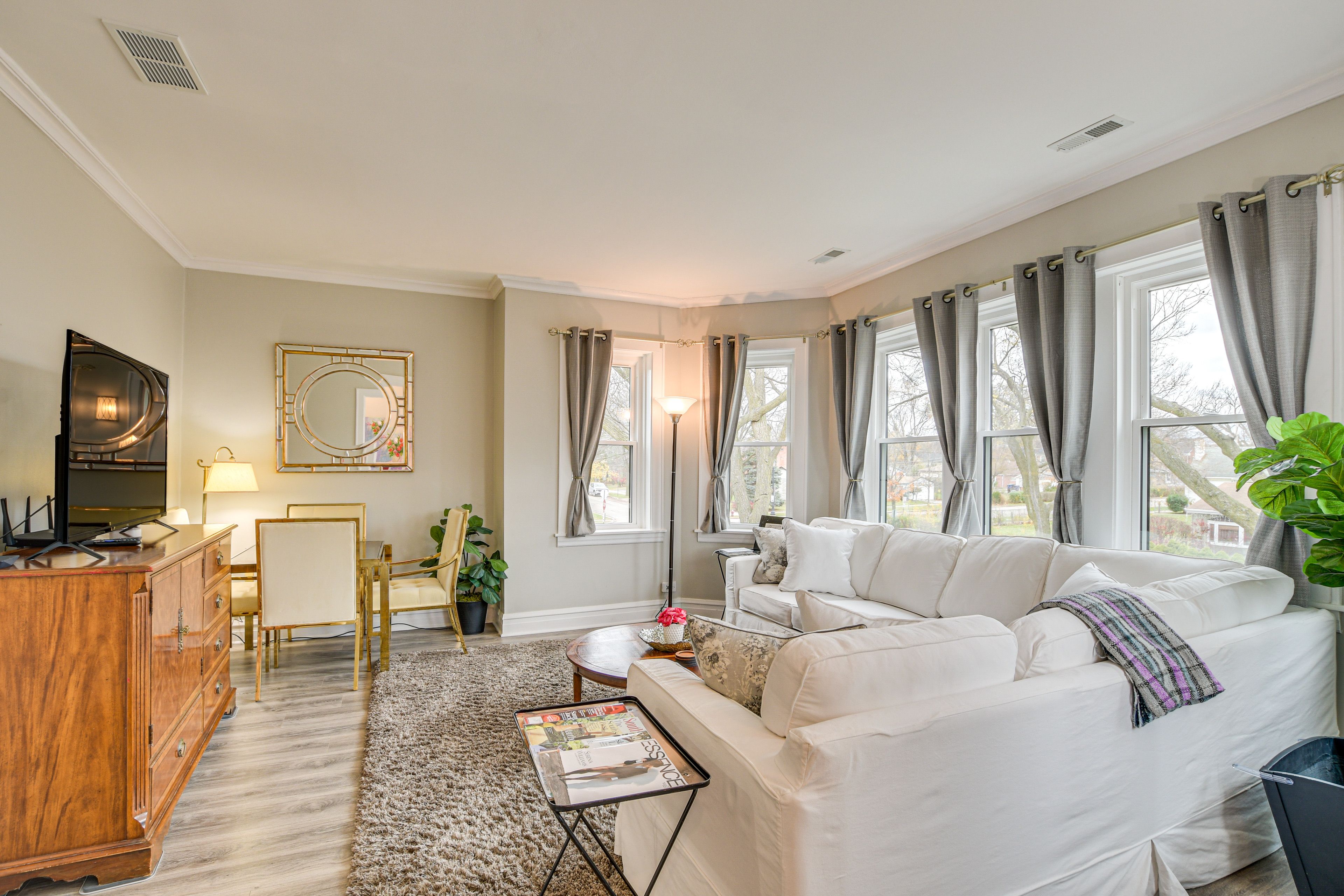 Living Room | Smart TV w/ Cable