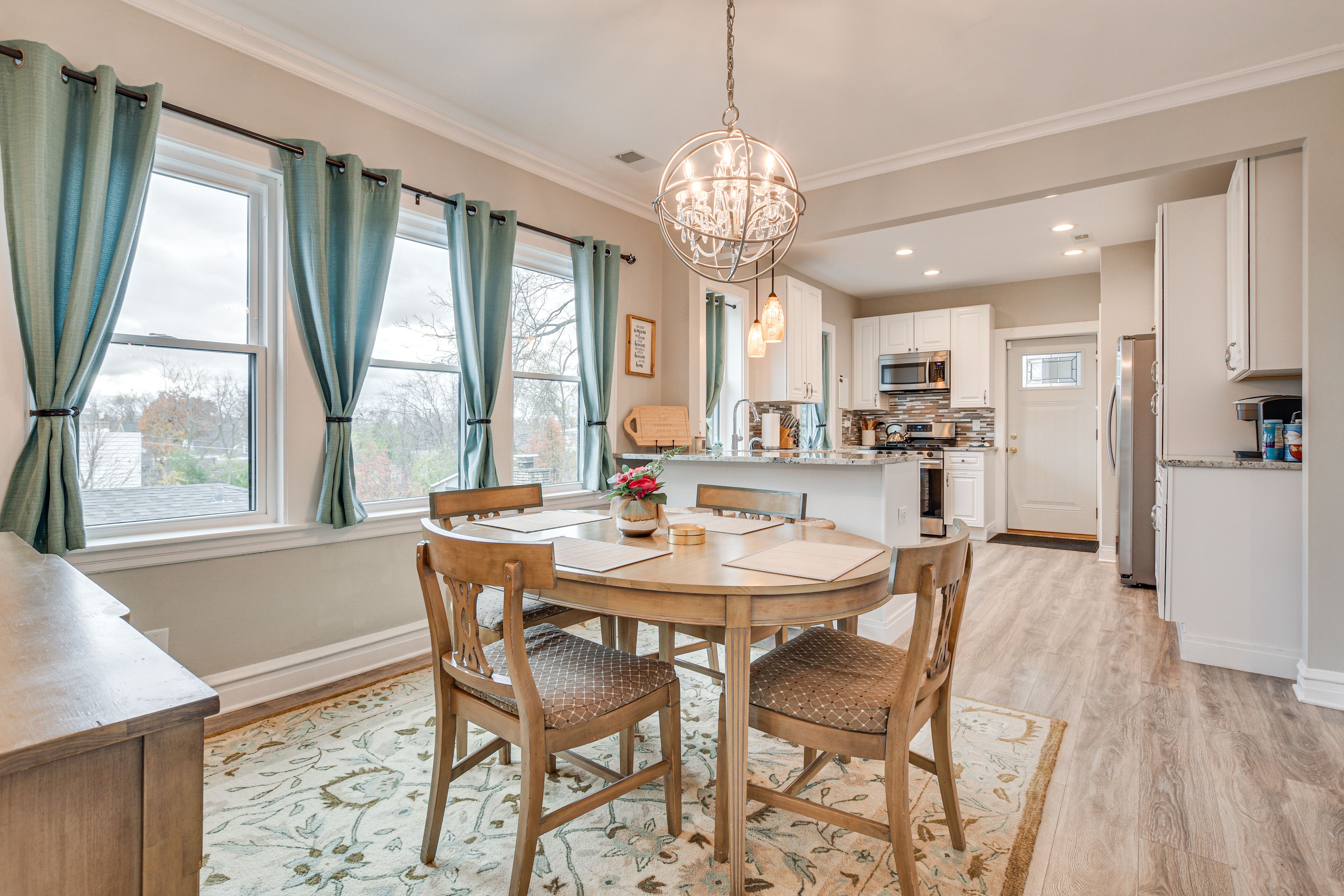 Evanston Vacation Rental Apartment | 2BR | 2BA | 1,200 Sq Ft | Stairs Required
