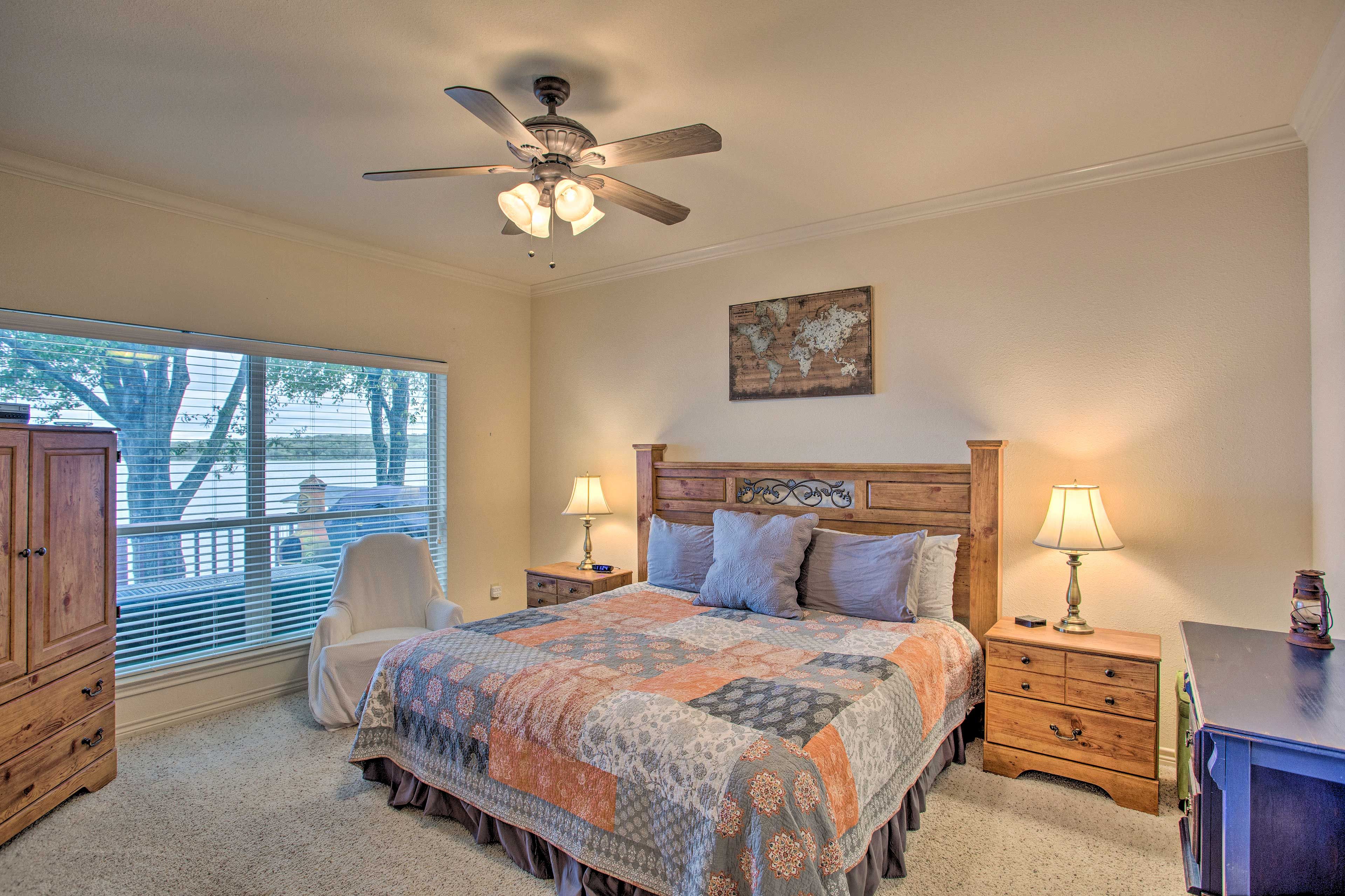 Master Bedroom | King Bed | Linens Provided