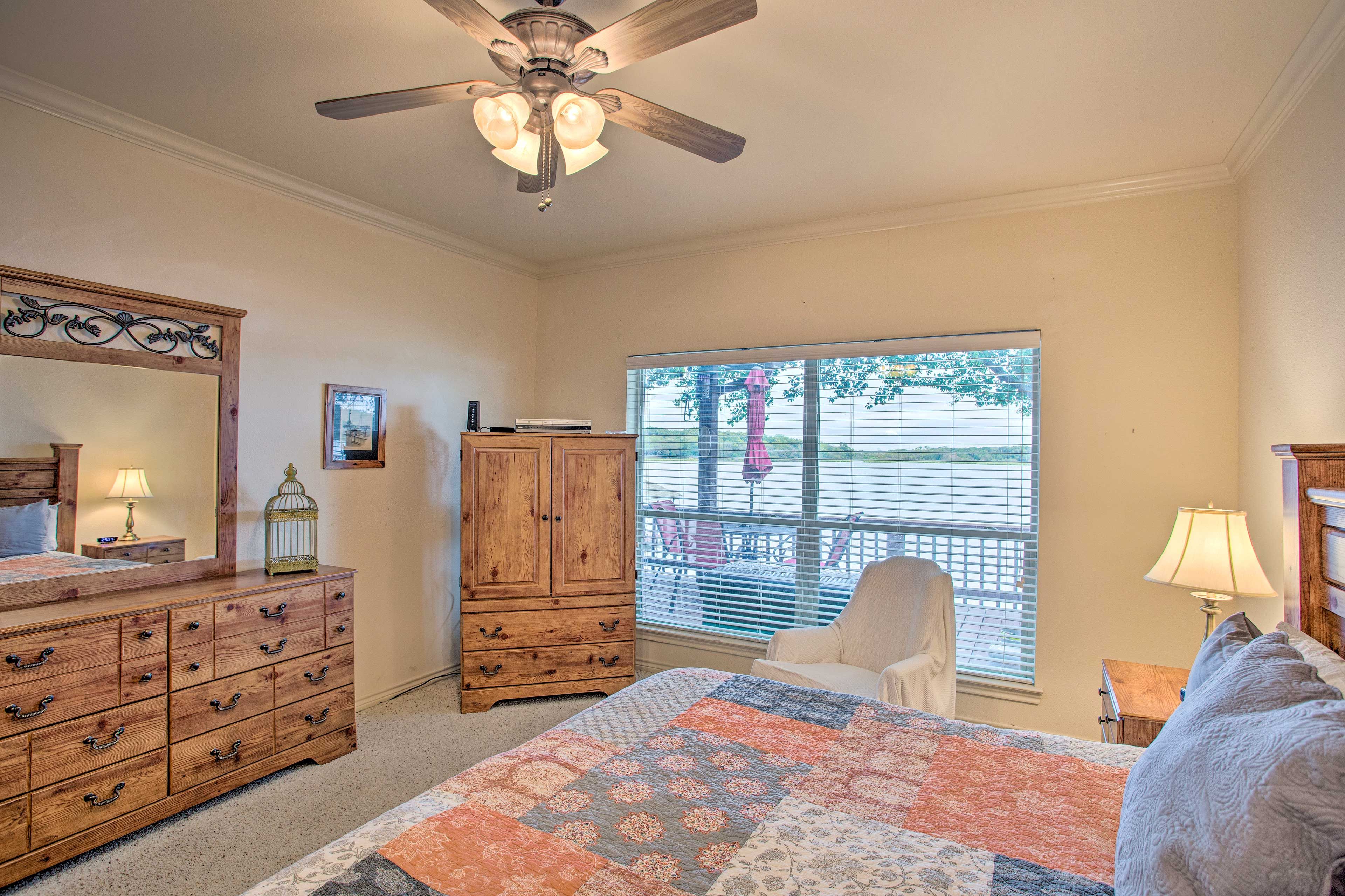 Master Bedroom | Flat-Screen TV w/ Cable