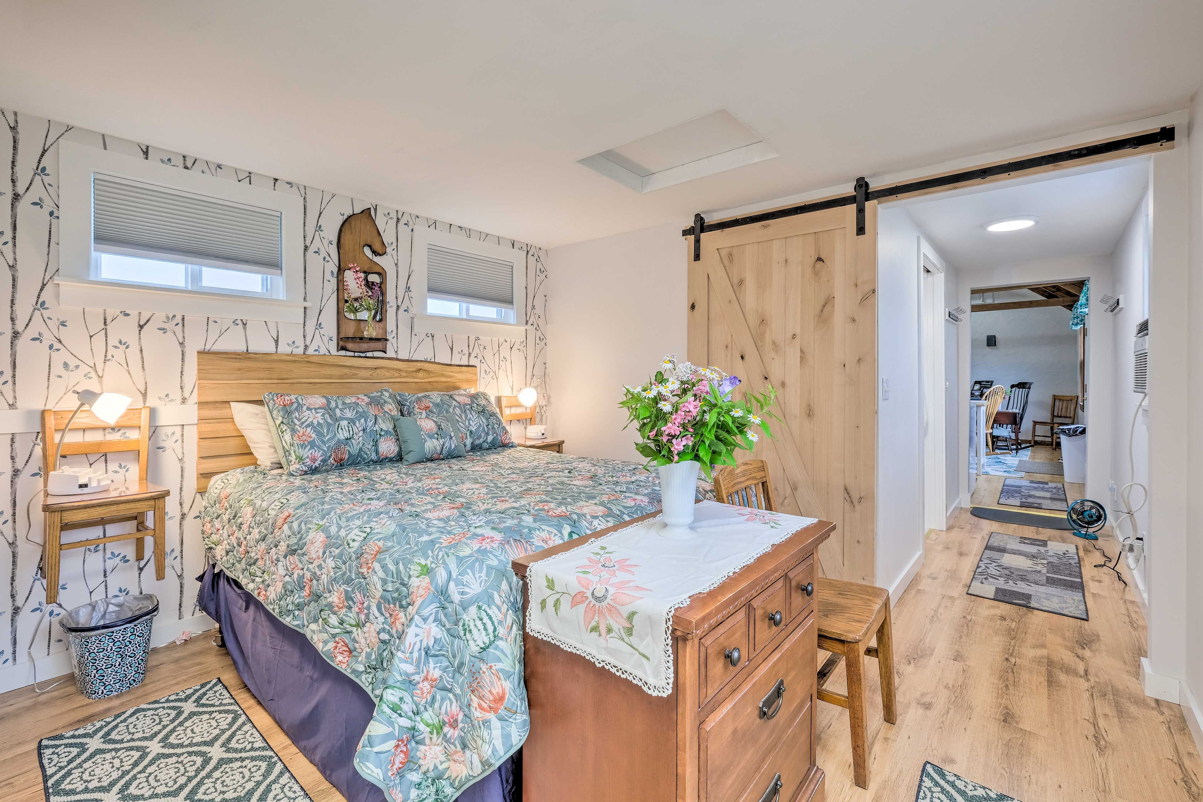 Bedroom | Queen Bed | Linens Provided | Step-Free Access