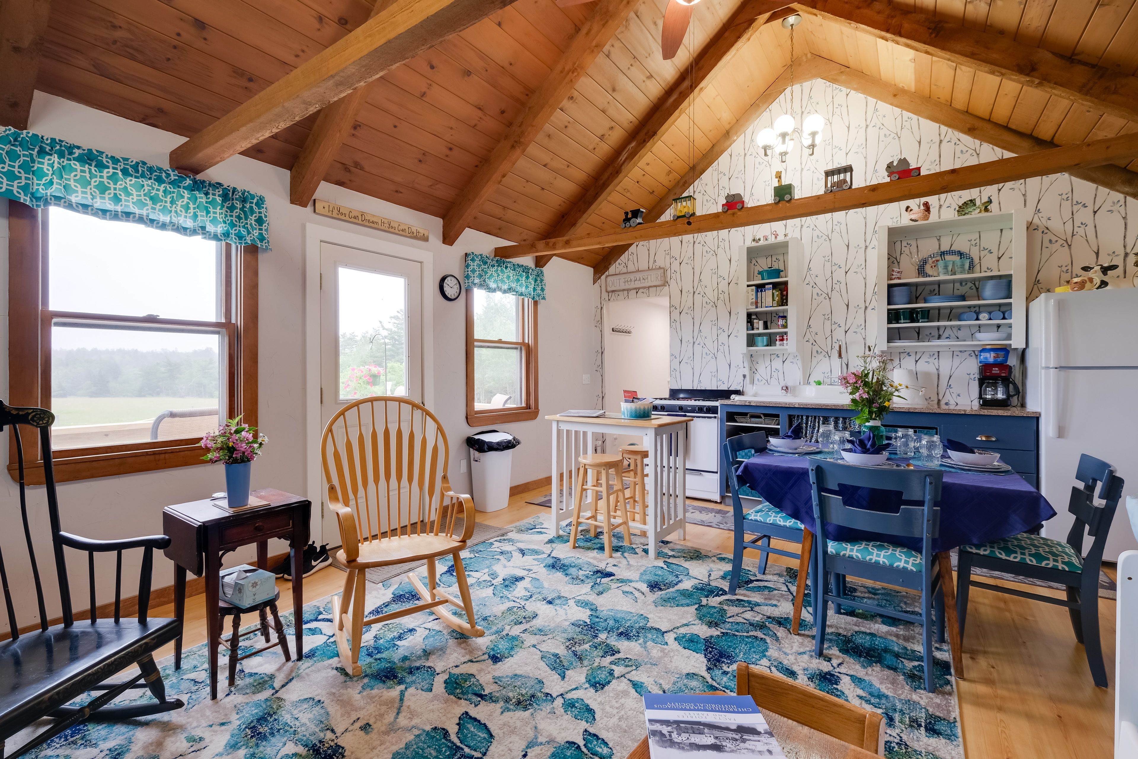 Living Room | Twin Bed w/ Twin Trundle