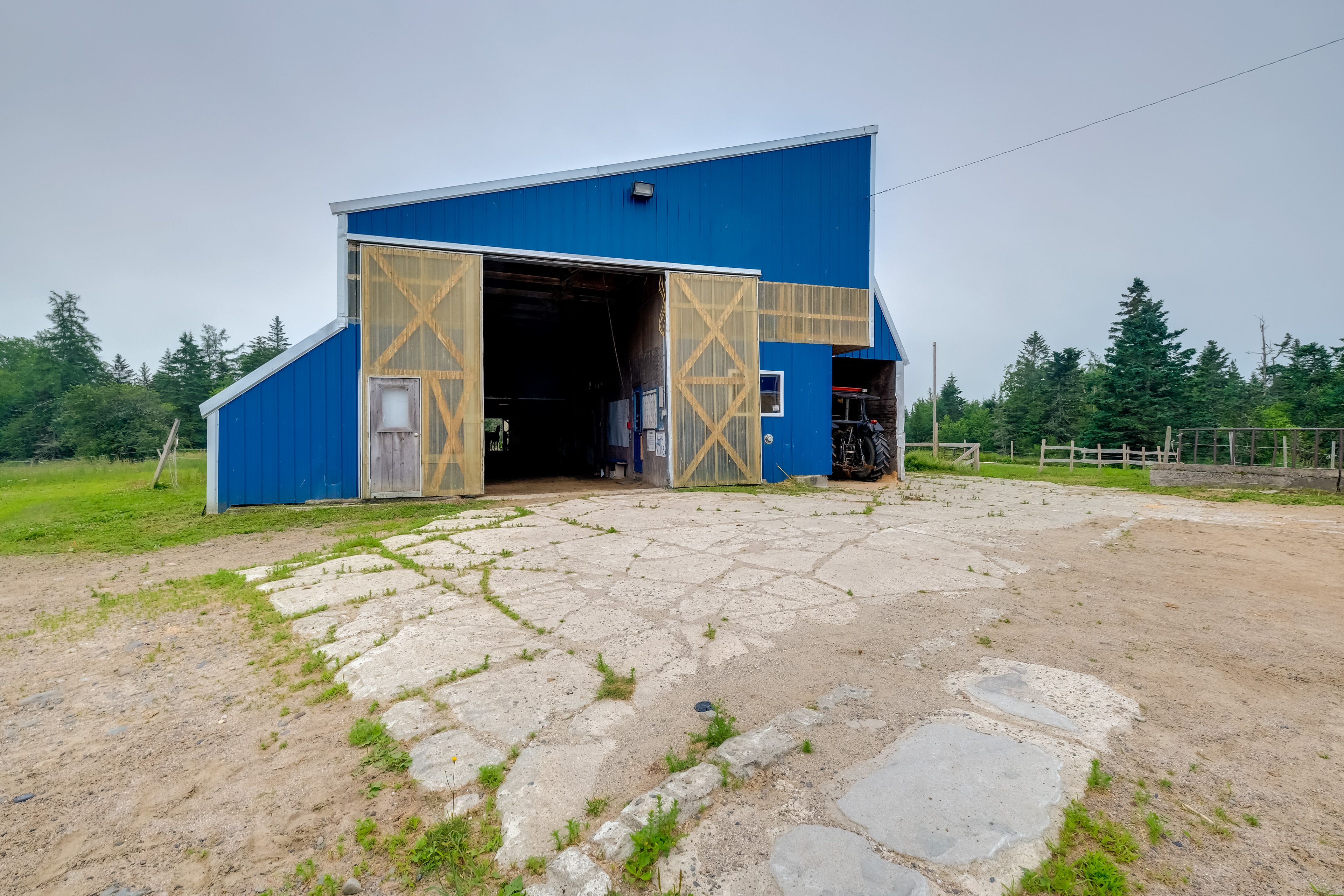 Horse Stables | Horse-Friendly (w/ Fee)