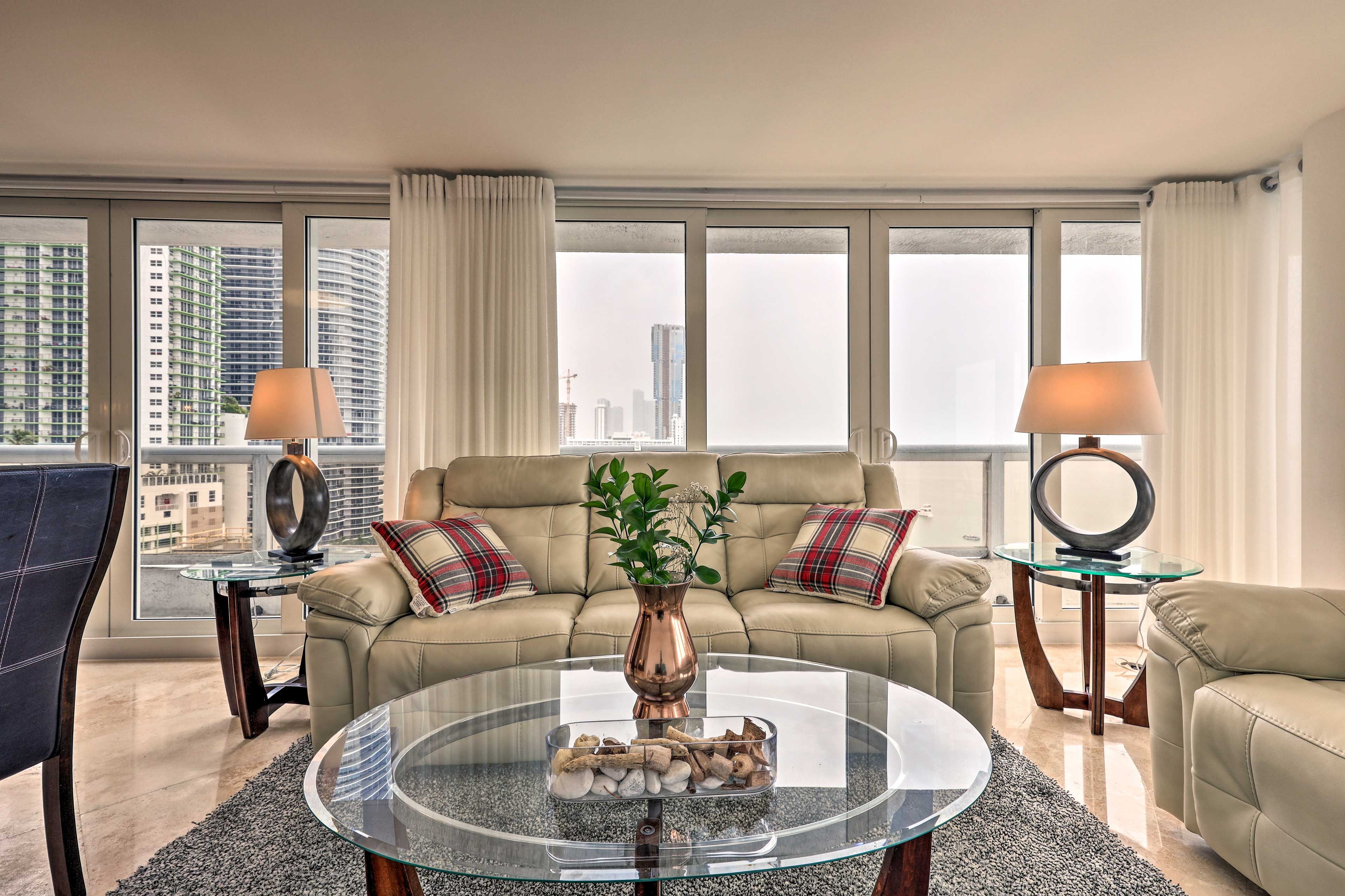 Living Room | Free WiFi | A/C | Smart TV