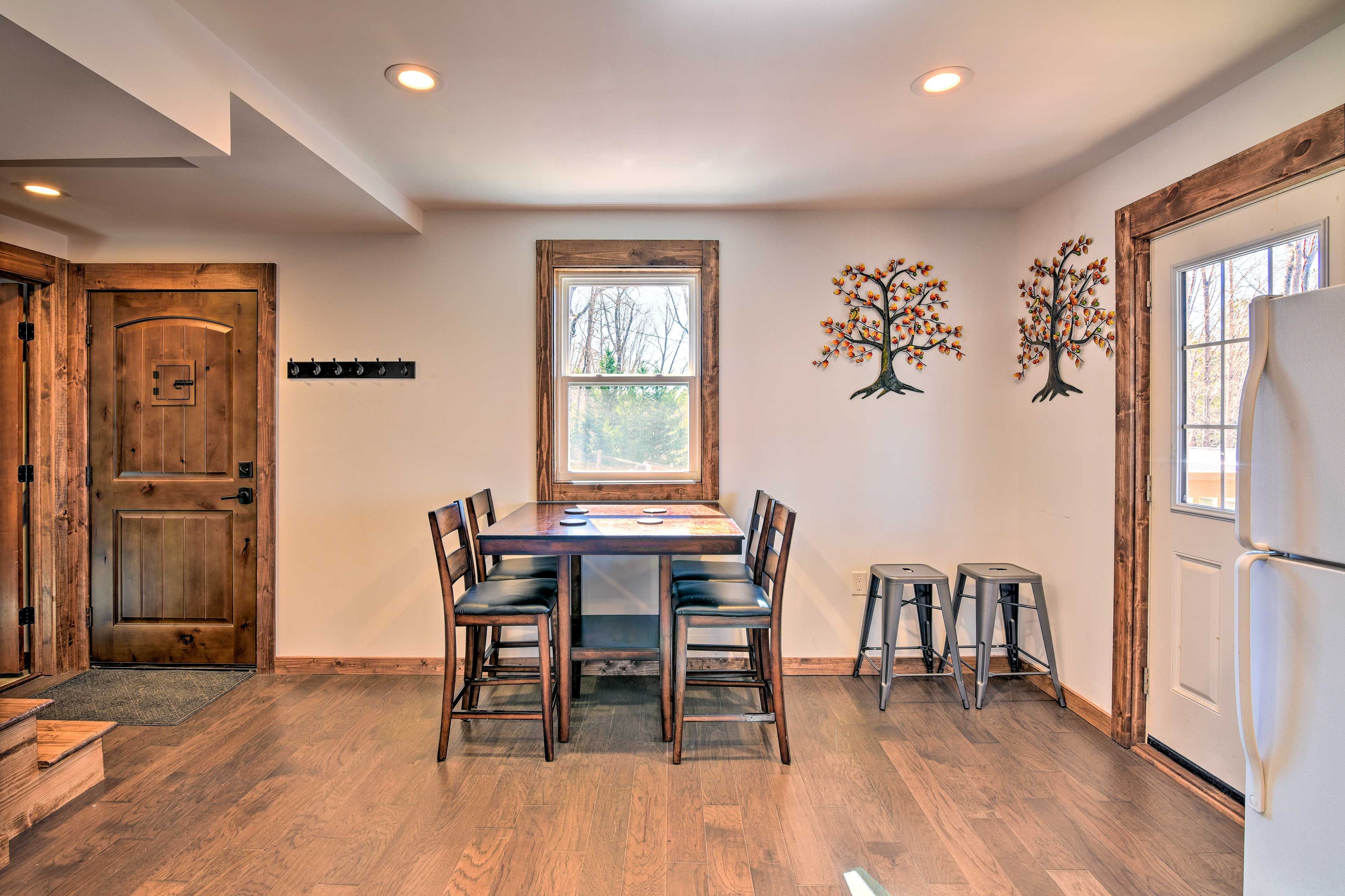 Dining Area | 4-Person Table