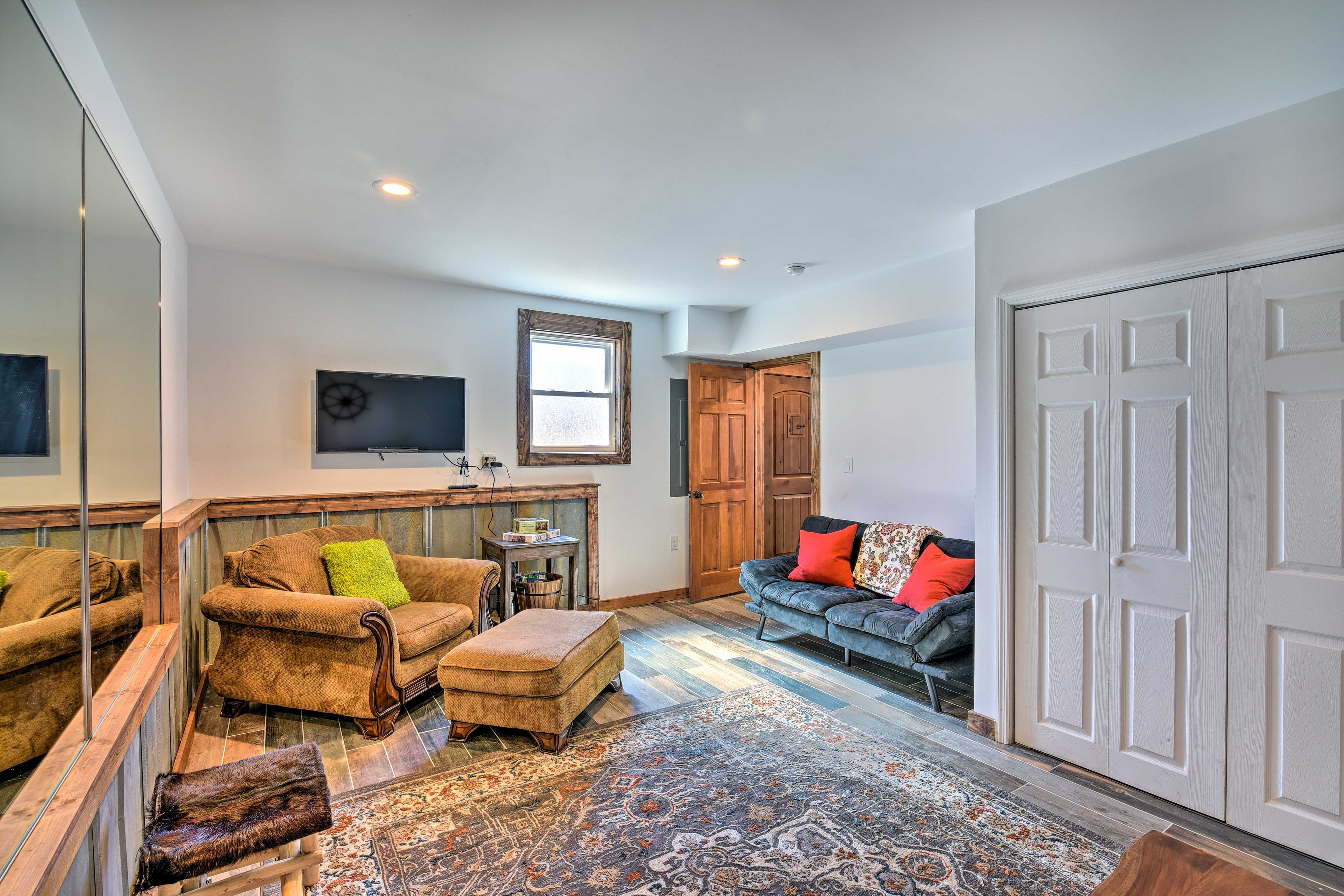 Living Room | Smart TV w/ Cable
