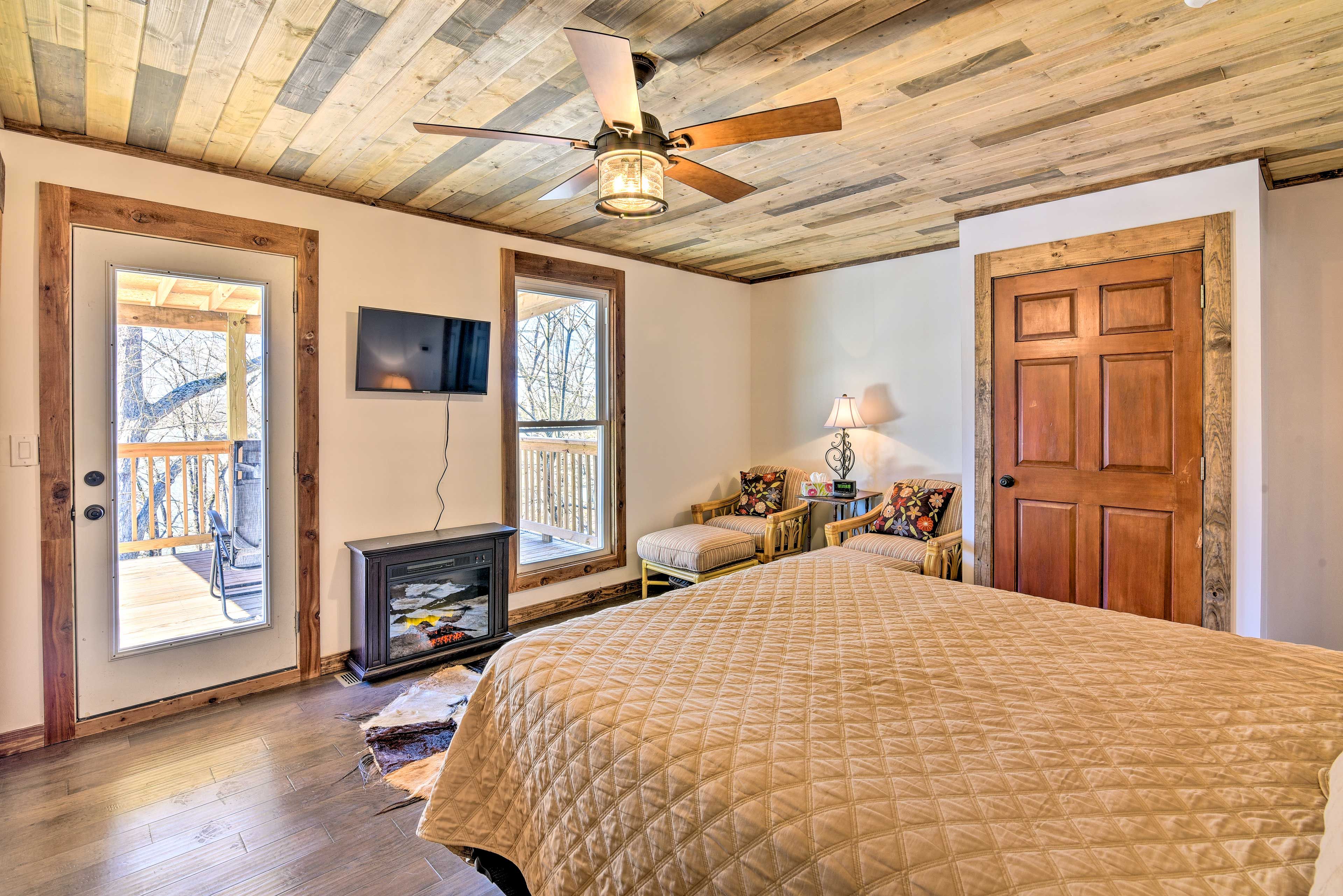 Bedroom 1 | Fireplace | Smart TV w/ Cable