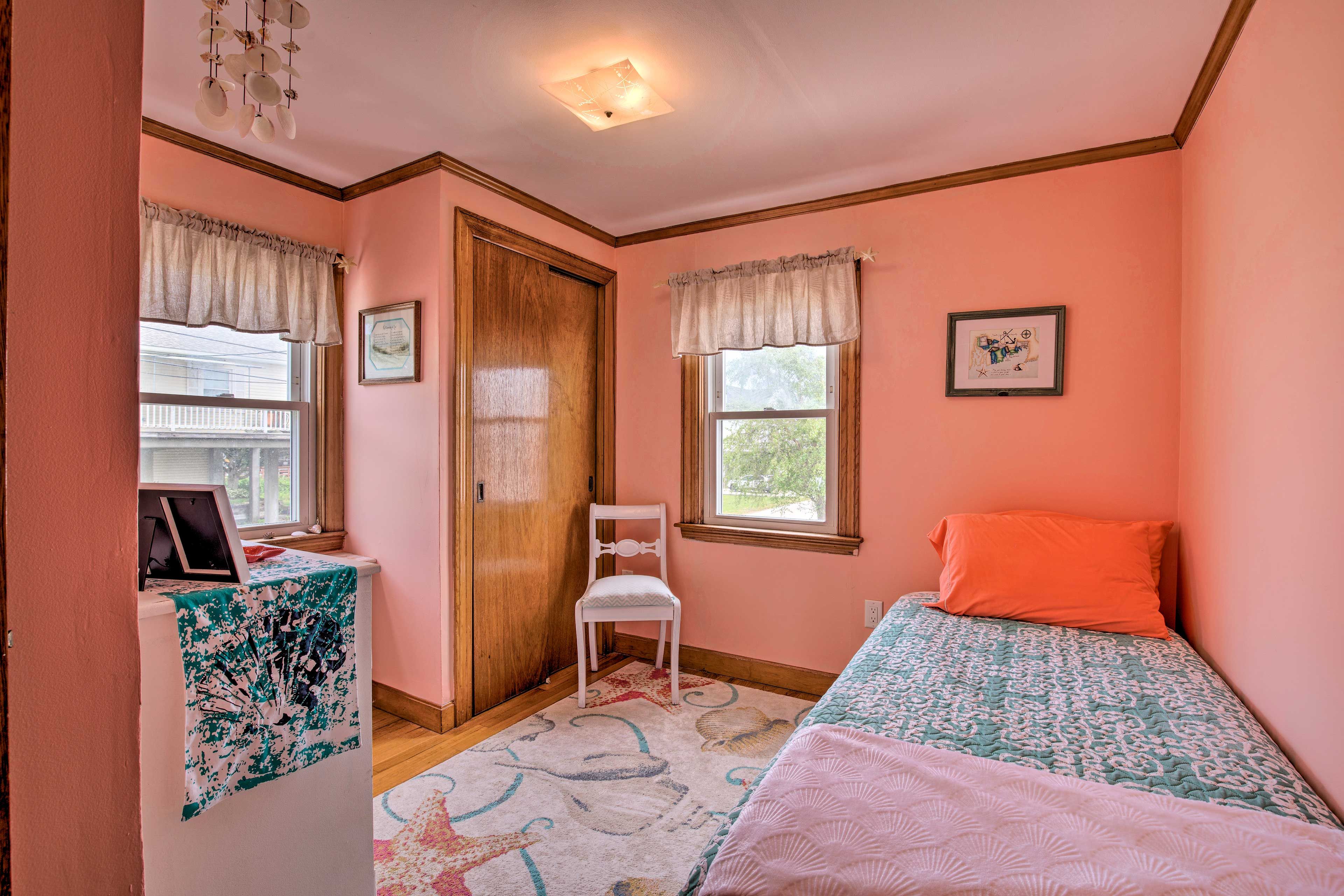 Bedroom 2: Twin Bed