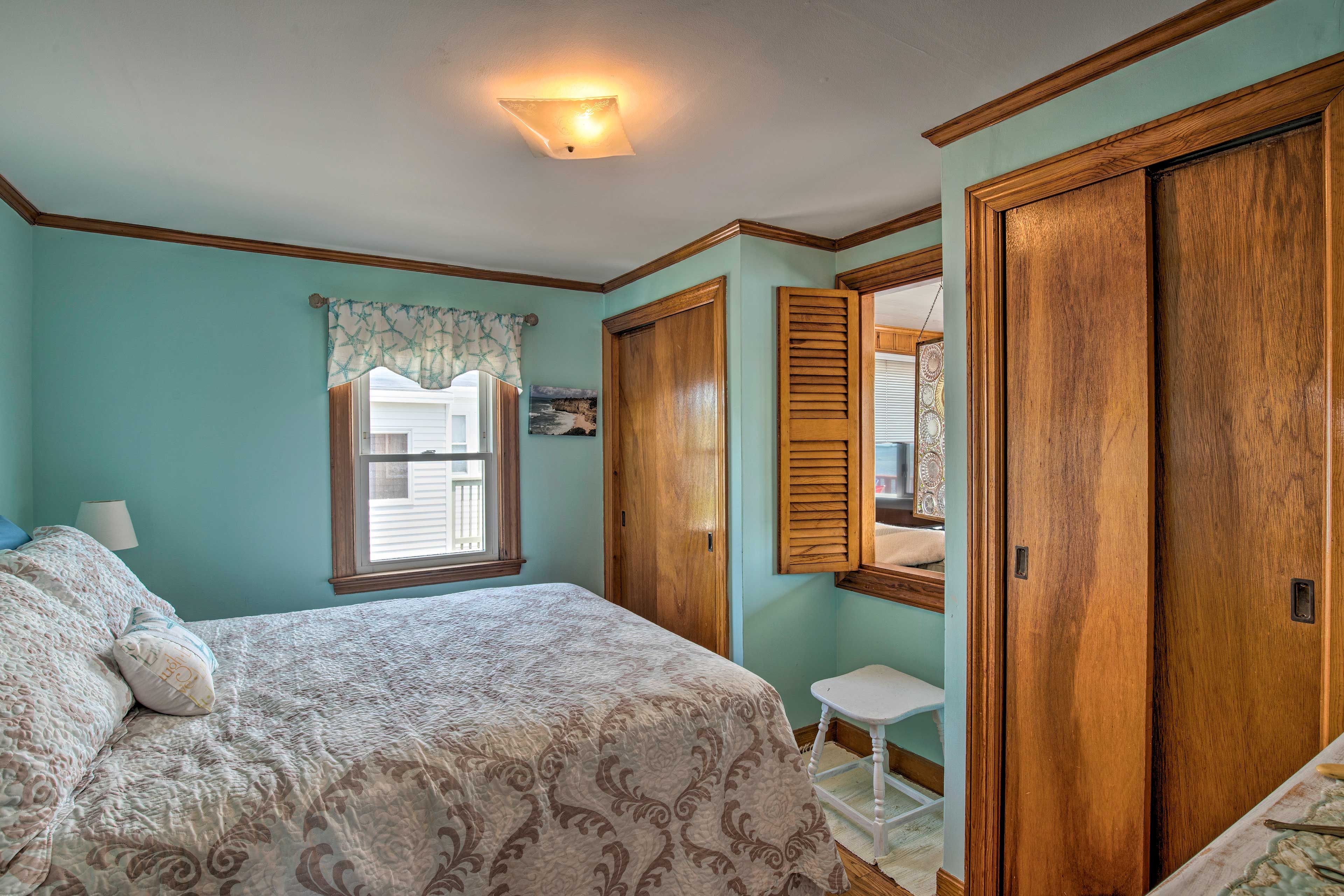 Bedroom 1: Full Bed | Closets