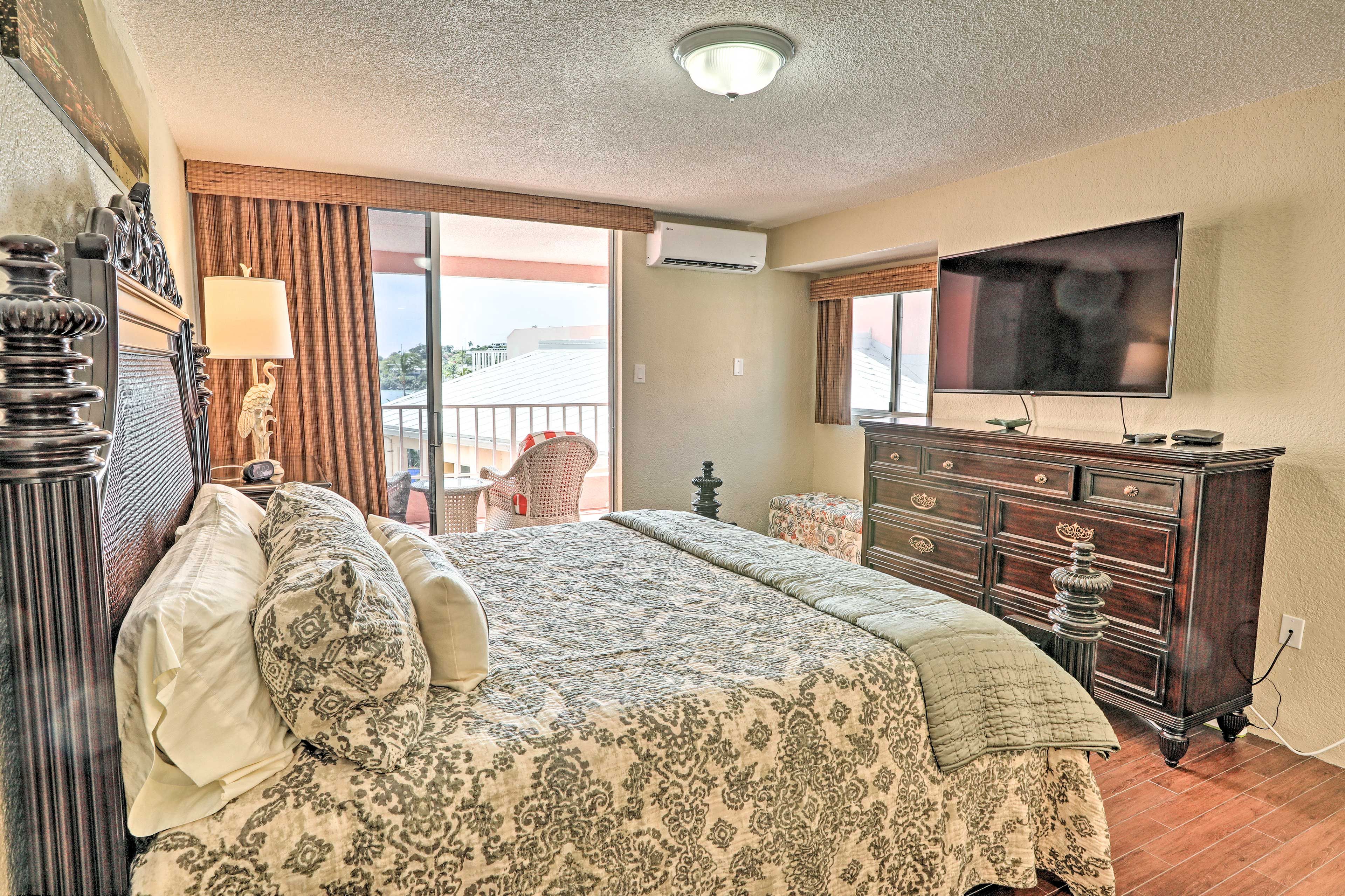 Bedroom 1 | King Bed