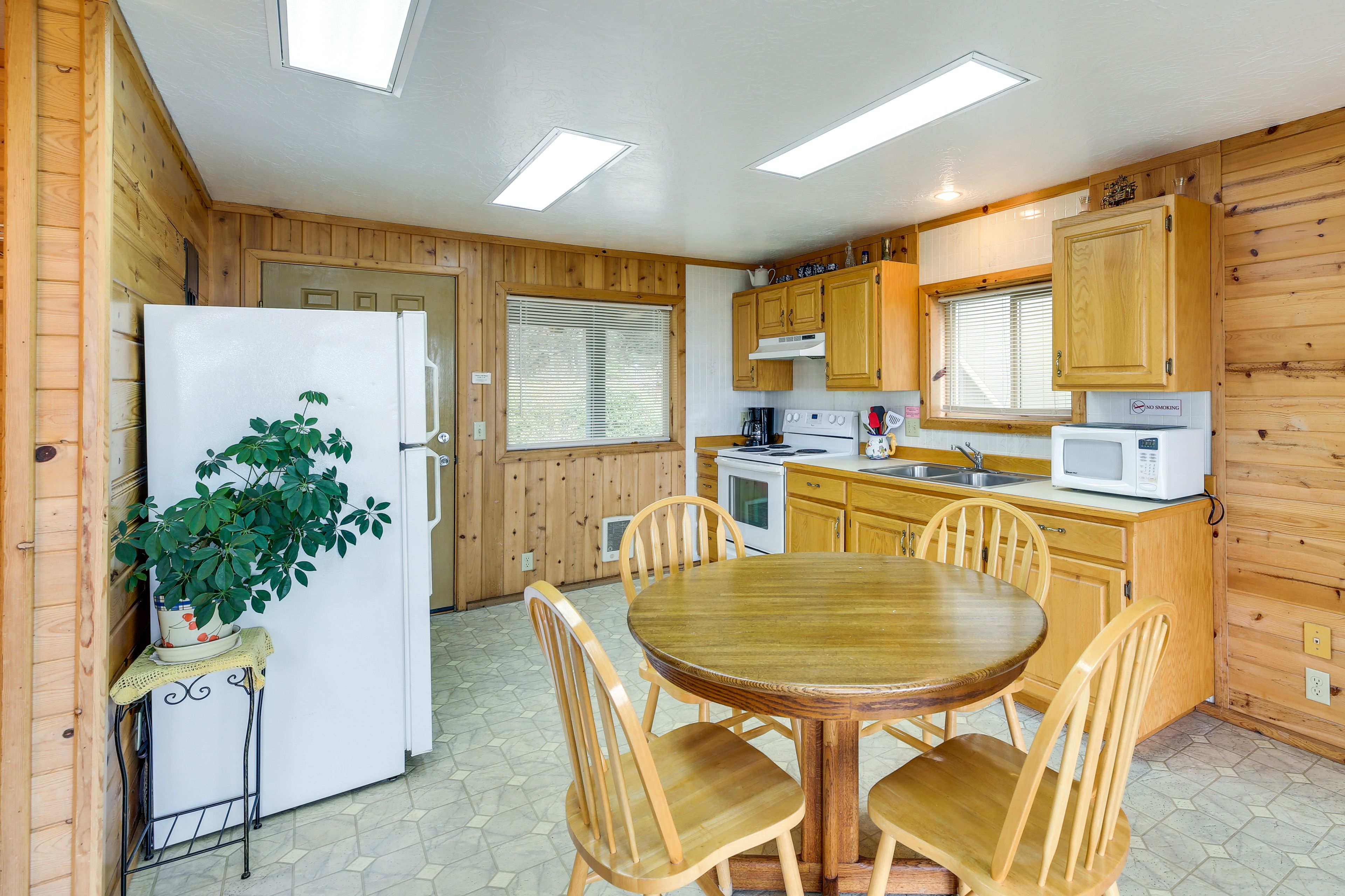 Dining Area | Dishware/Flatware