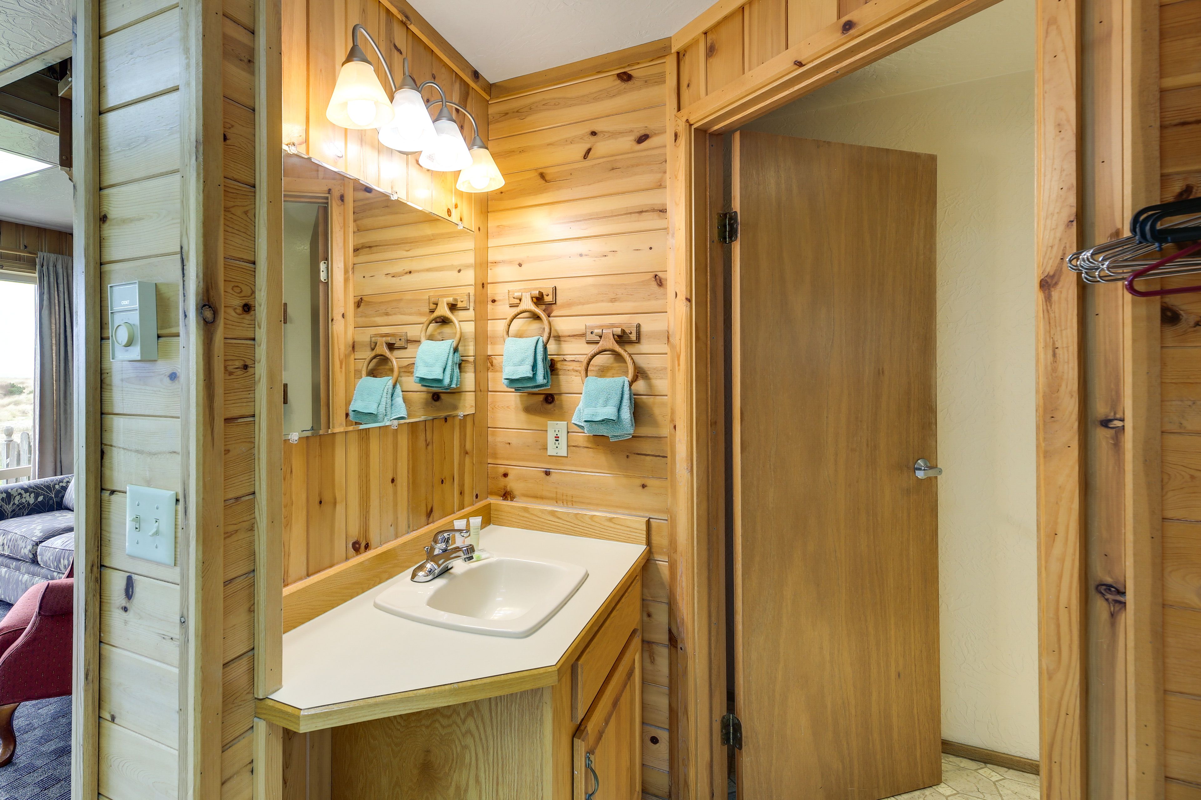 Full Bathroom | Towels Provided