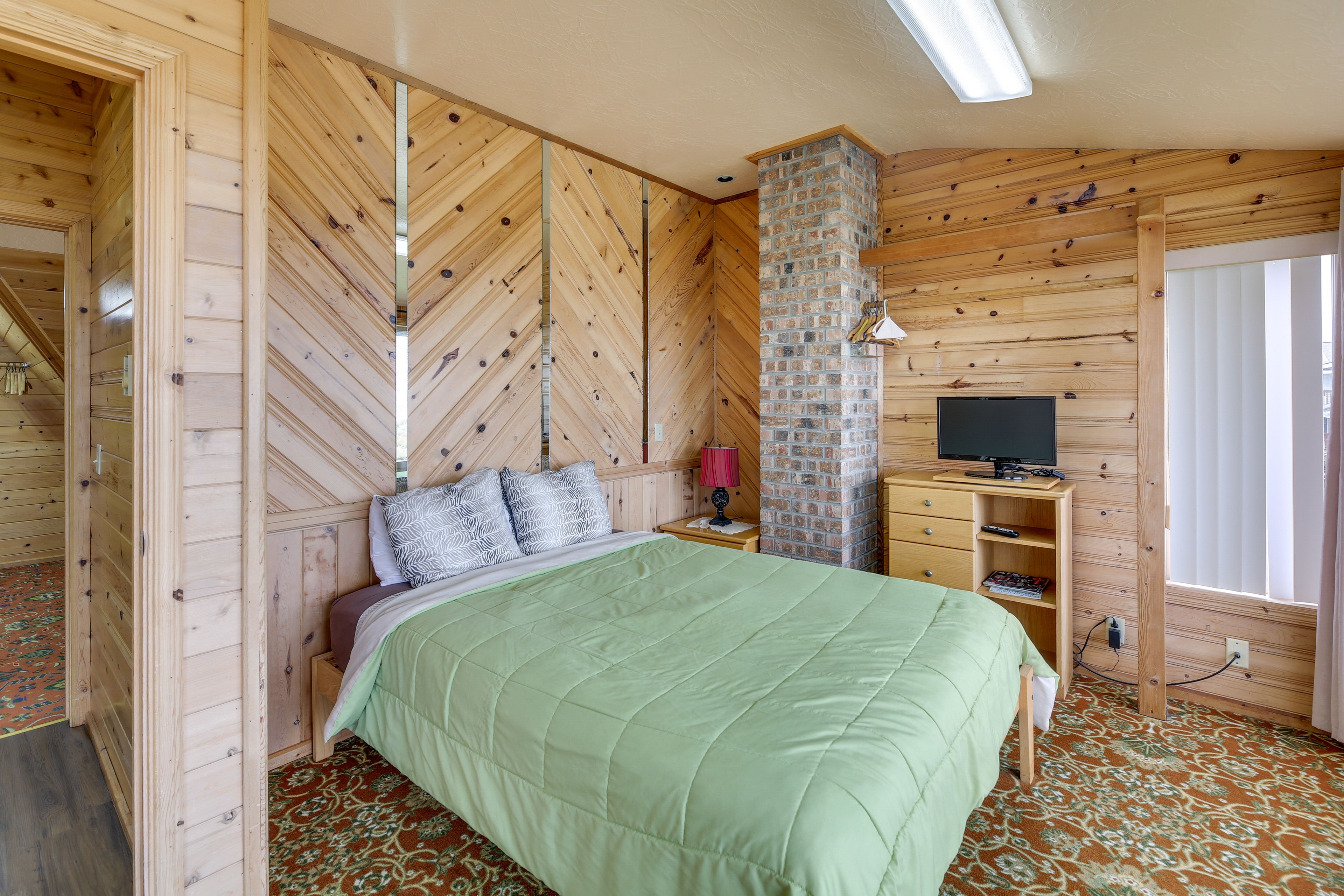 Bedroom 1 | Queen Bed | Linens Provided