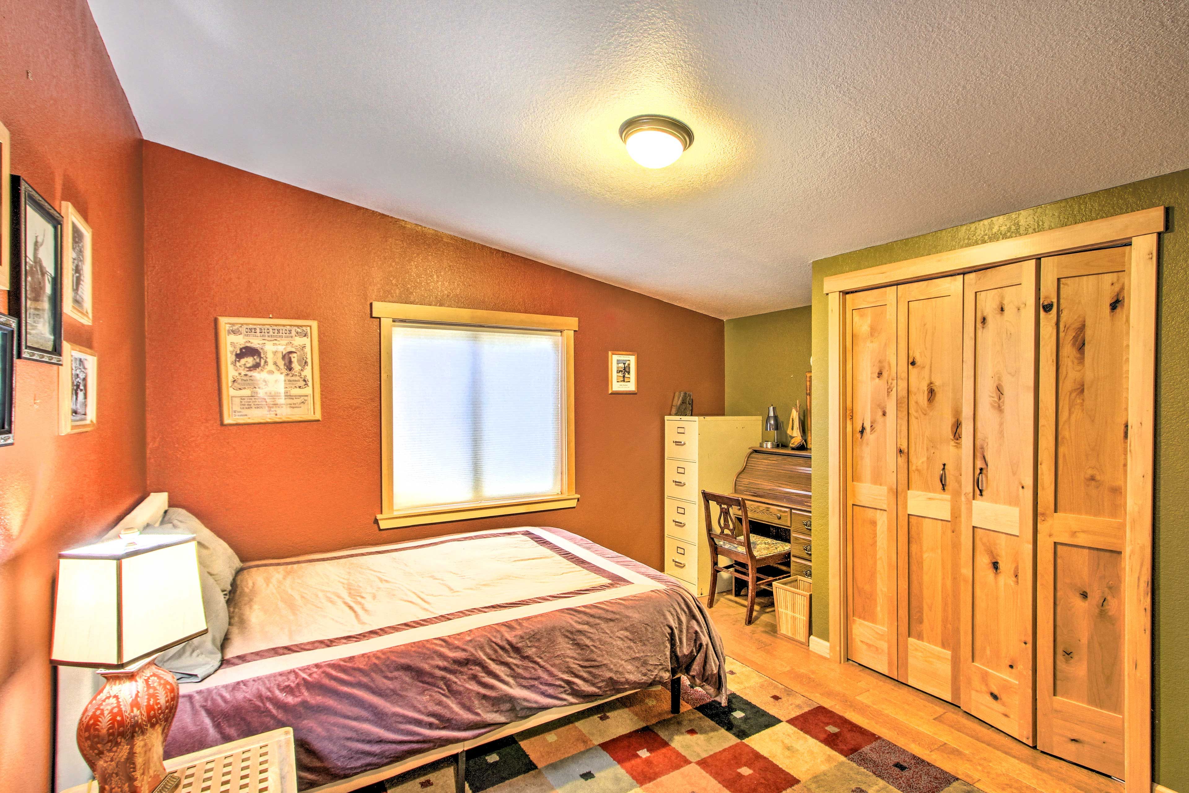 Bedroom 2 | Queen Bed