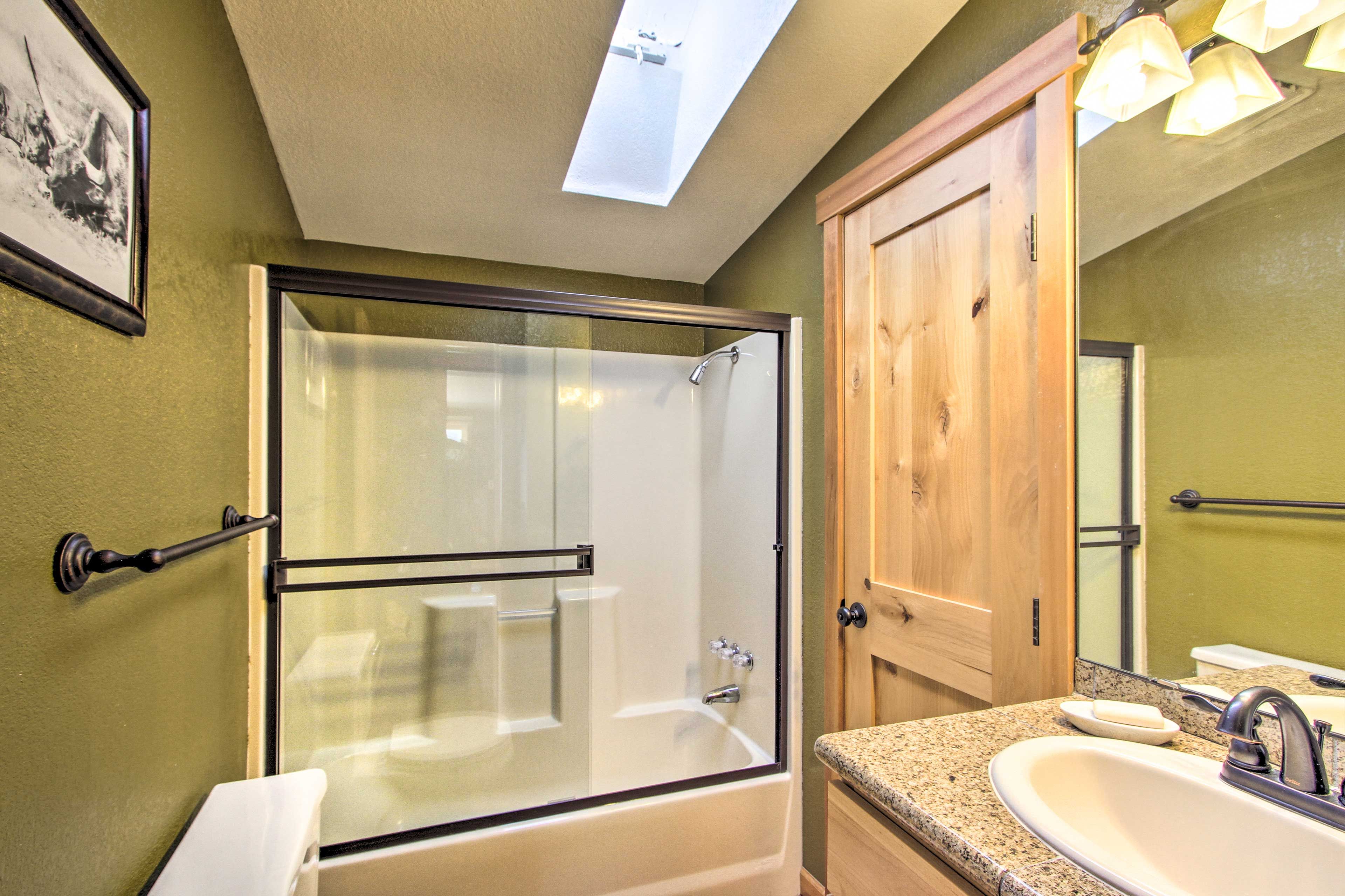 Full Bathroom | Towels Provided