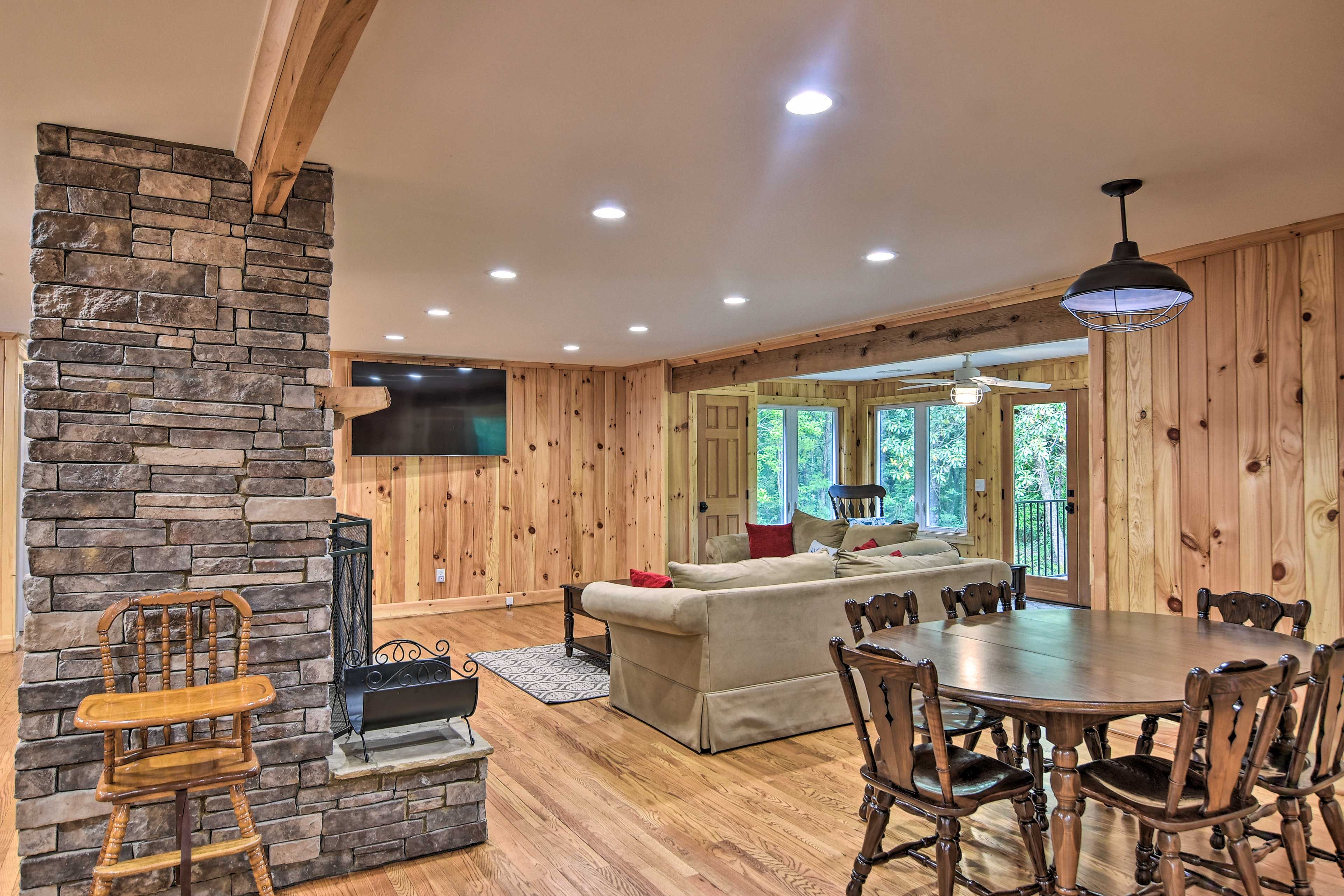Living Room | Free WiFi | Smart TV
